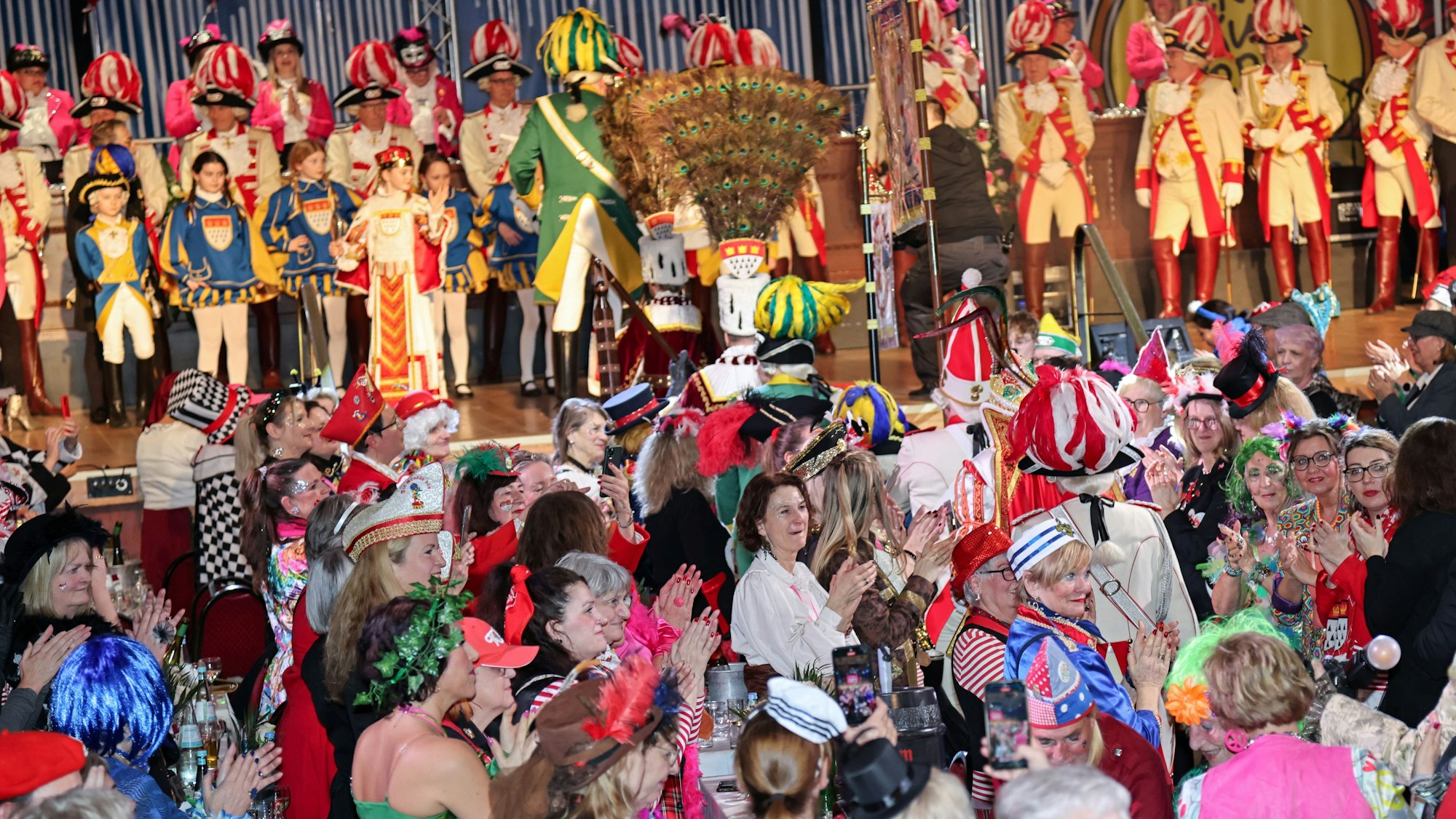 Das Dreigestirn zieht in den Saal ein.