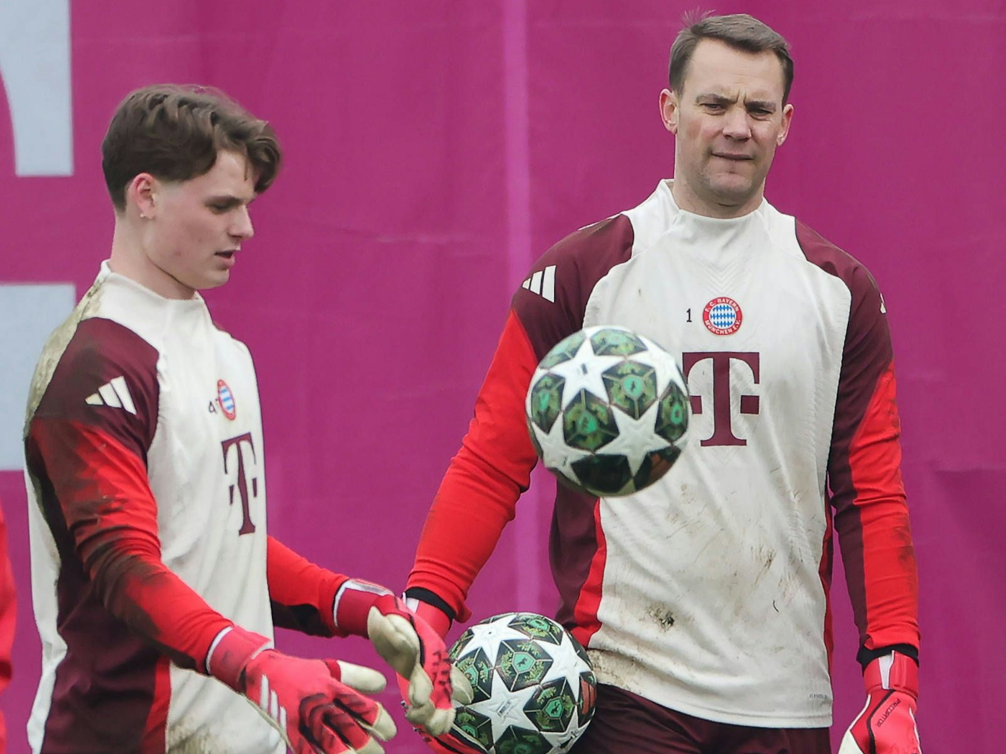 Jonas Urbig und Manuel Neuer im Bayern-Training.
