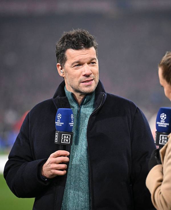 DAZN-Experte Michael Ballack am 6. November 2024 beim Spiel zwischen Bayern München und Benfica Lissabon. Neben ihm steht Laura Wontorra.