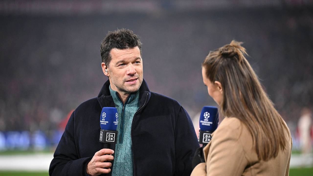 DAZN-Experte Michael Ballack am 6. November 2024 beim Spiel zwischen Bayern München und Benfica Lissabon. Neben ihm steht Laura Wontorra.