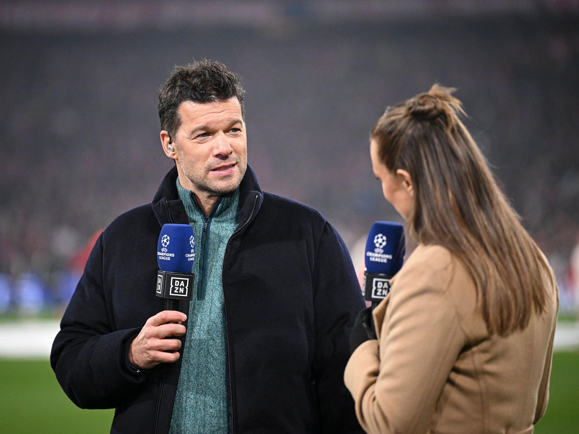 DAZN-Experte Michael Ballack am 6. November 2024 beim Spiel zwischen Bayern München und Benfica Lissabon. Neben ihm steht Laura Wontorra.
