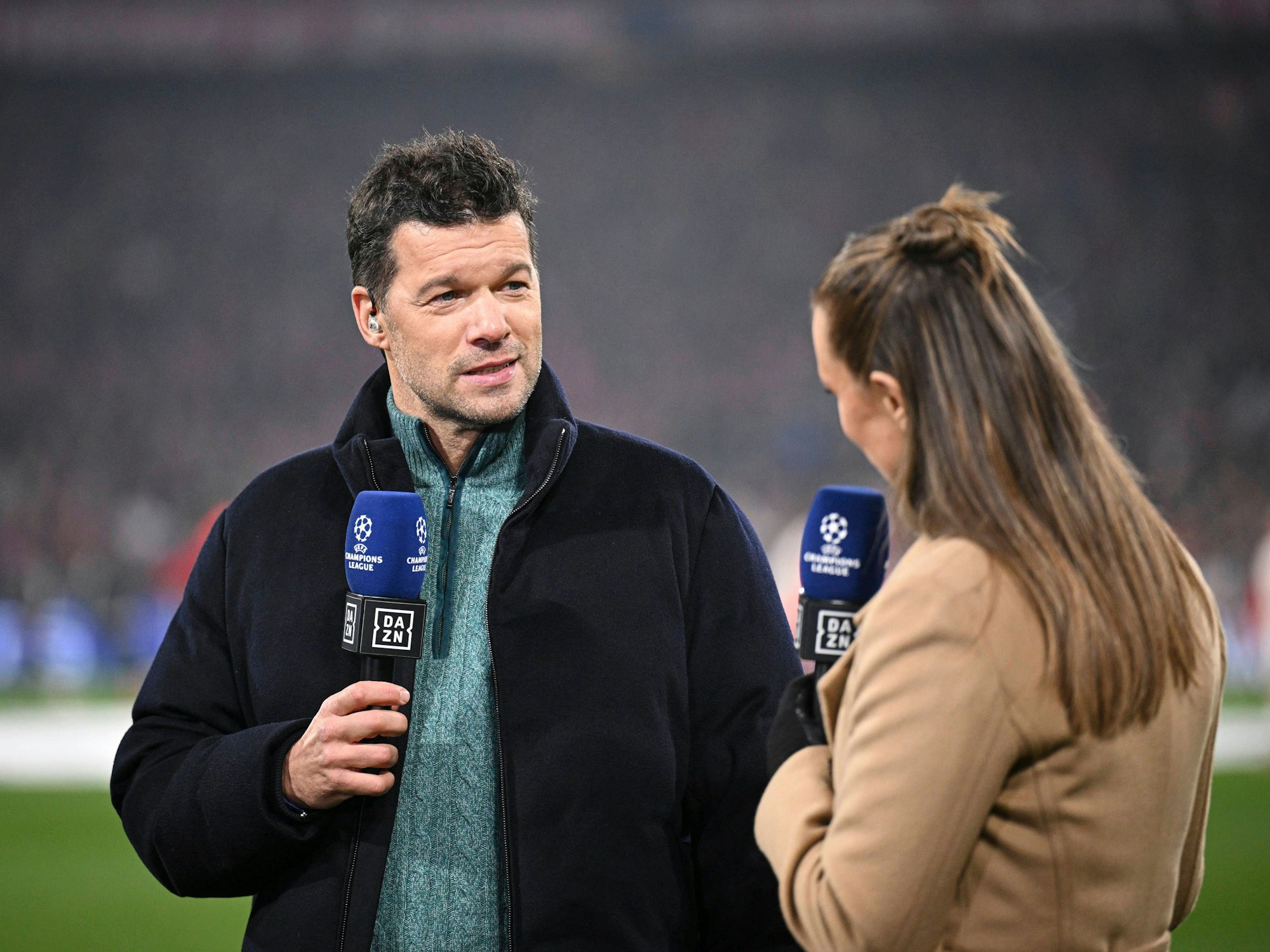 DAZN-Experte Michael Ballack am 6. November 2024 beim Spiel zwischen Bayern München und Benfica Lissabon. Neben ihm steht Laura Wontorra.