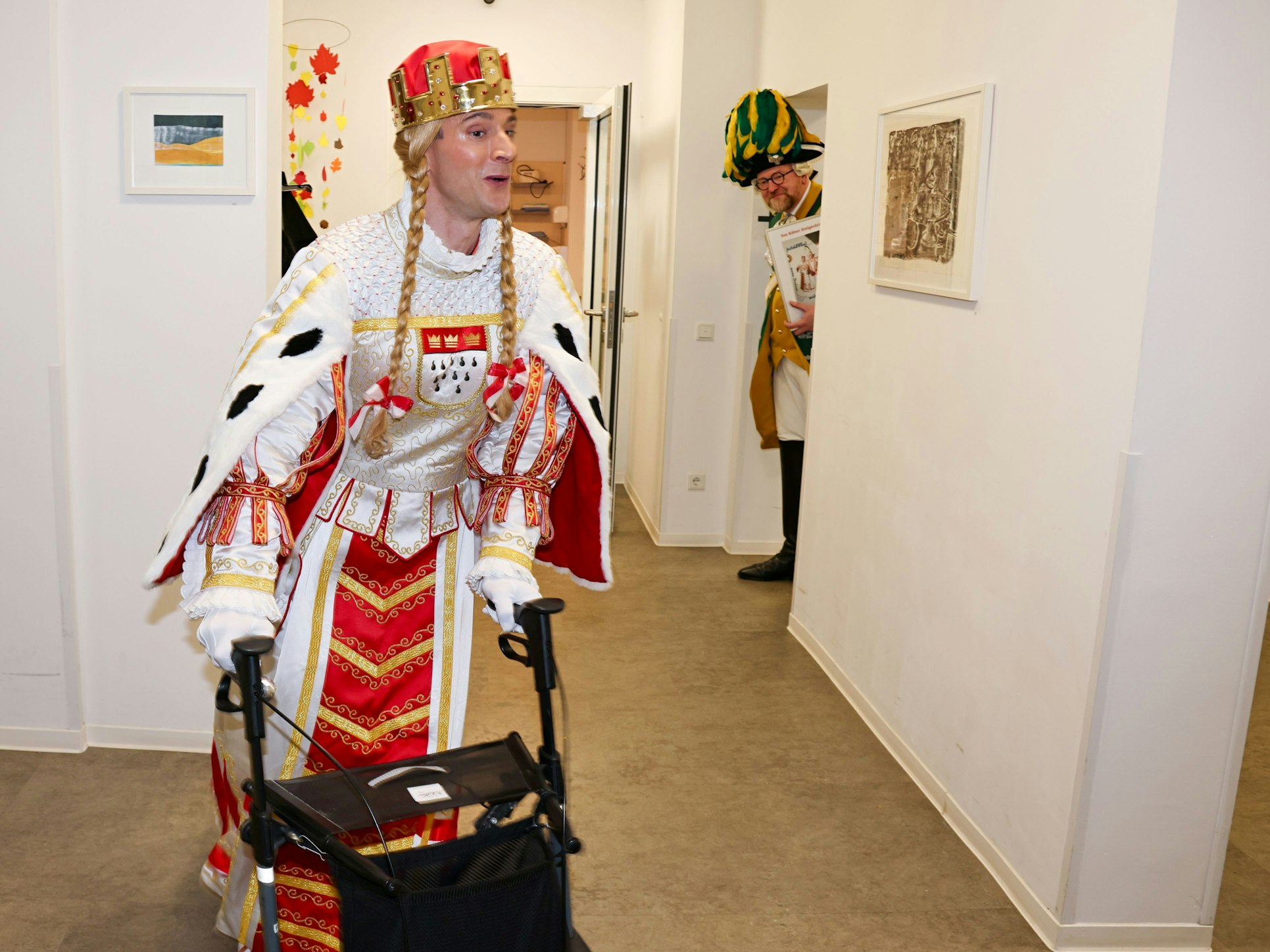 Jungfrau Marlis mit Rollator unterwegs.