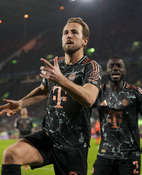 Harry Kane bejubelt einen Treffer, im Hintergrund freut sich Dayot Upamecano.