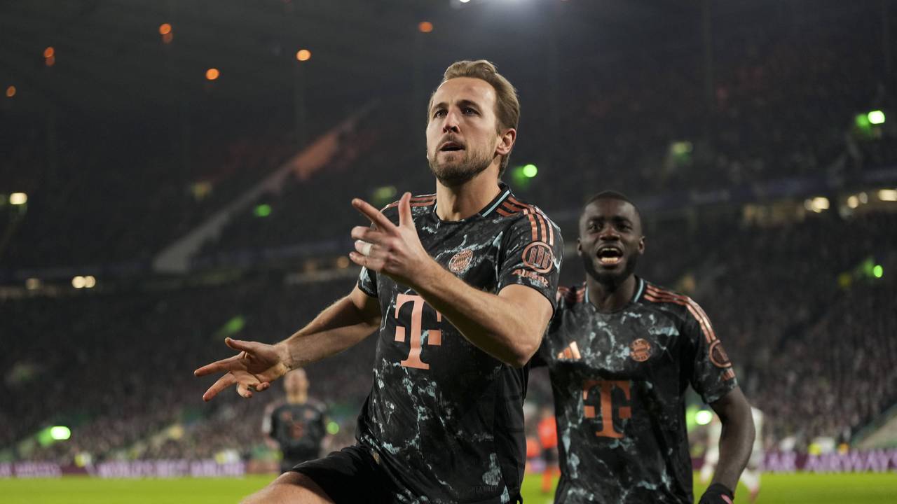 Harry Kane bejubelt einen Treffer, im Hintergrund freut sich Dayot Upamecano.