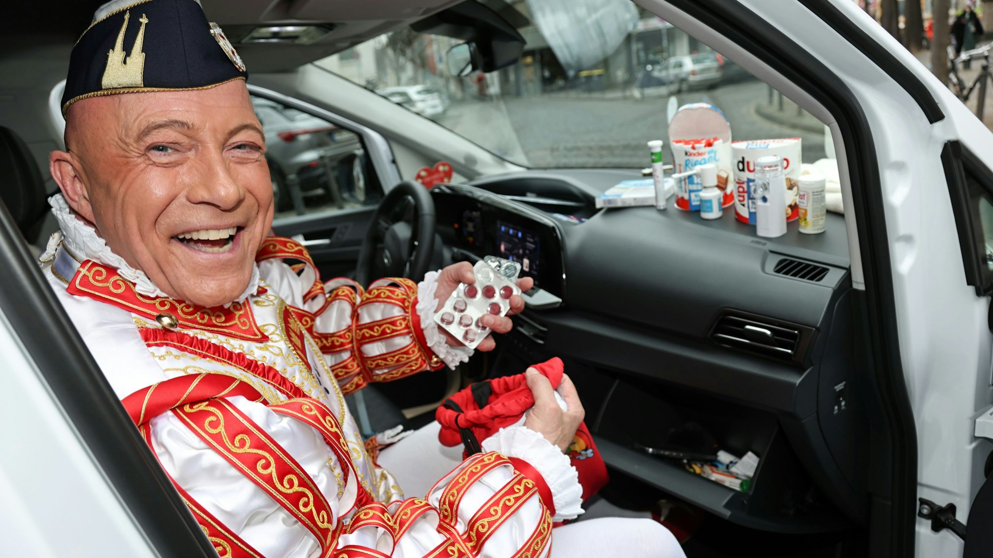 Prinz René zeigt den Inhalt seines Handschuhfachs.
