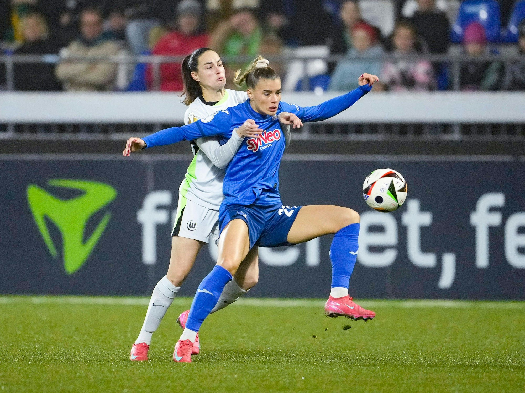 Die ehemalige Köln-Spielerin Celina Cerci am 12. Februar 2025 im Zweikampf mit Wolfsburgs Caitlin Dijkstra.