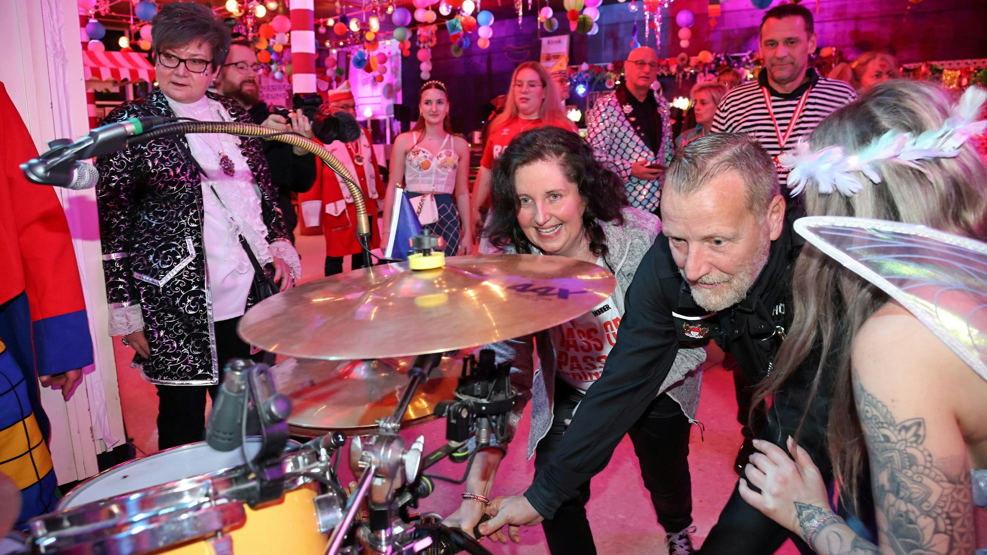 Höhner-Fan Susanne packt beim Abbau der Bühne mit an.