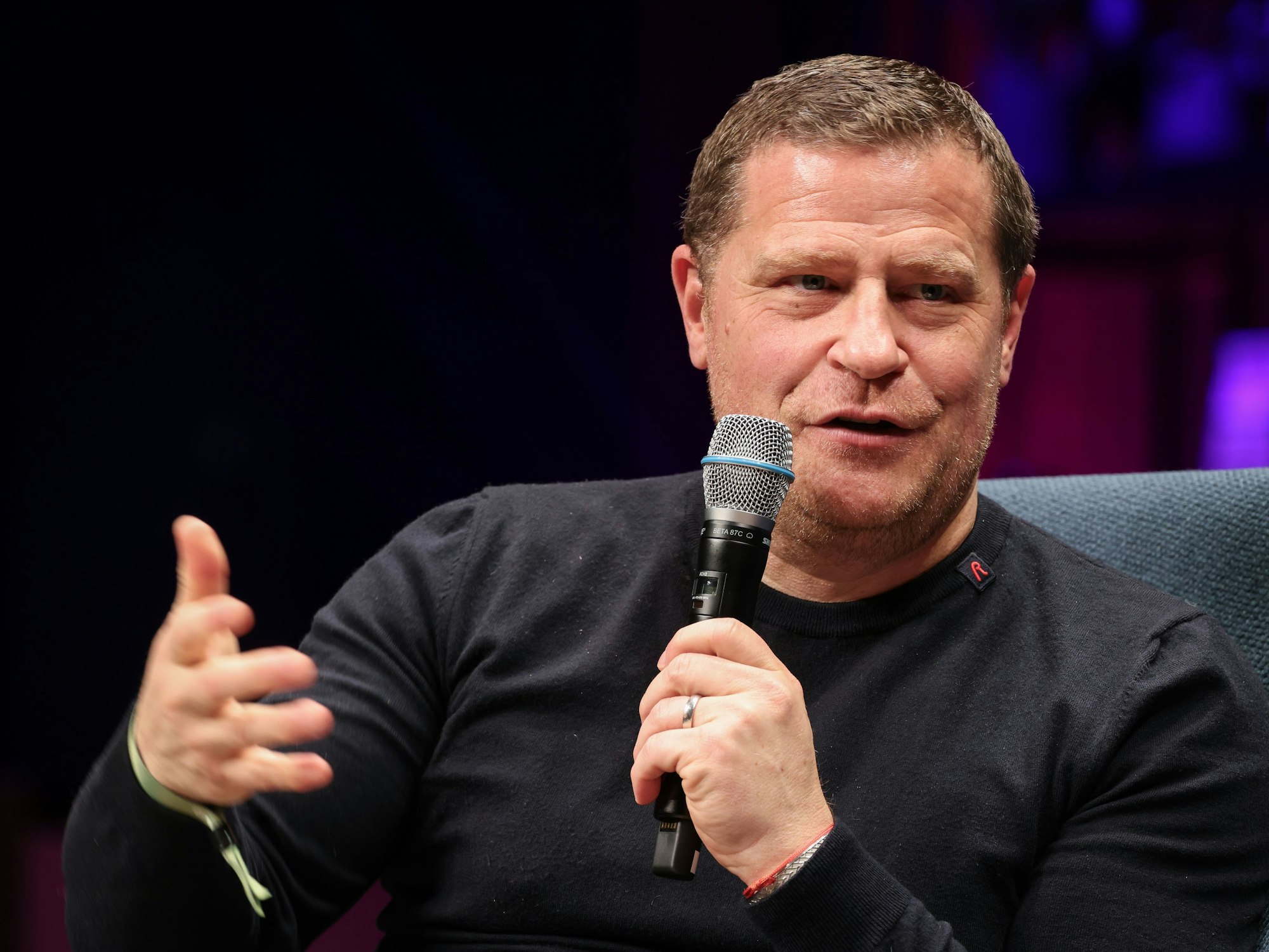 Max Eberl beim Spobis mit einem Mikrofon in der Hand.