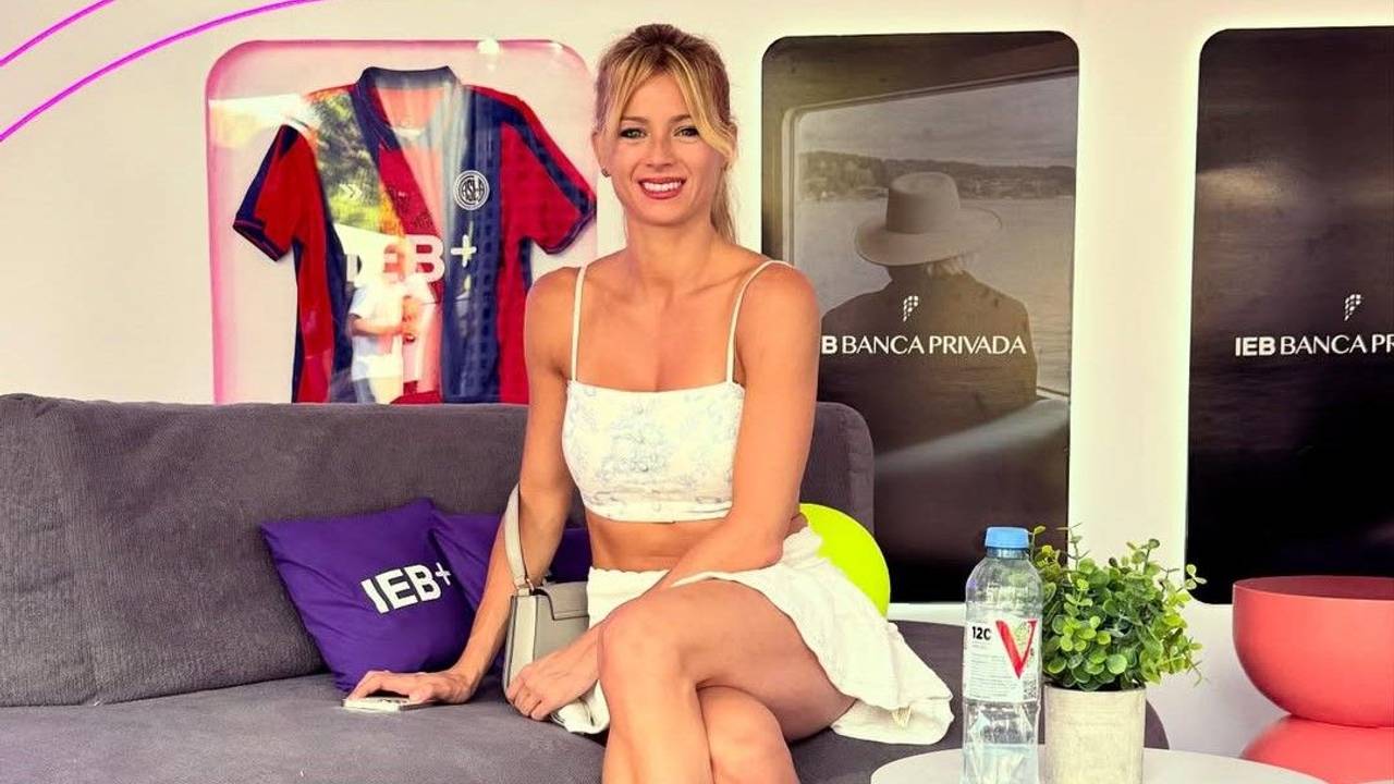 Camila Giorgi posiert im Rahmen ihres neuen Jobs als Tennis-Reporterin bei den Argentina Open.