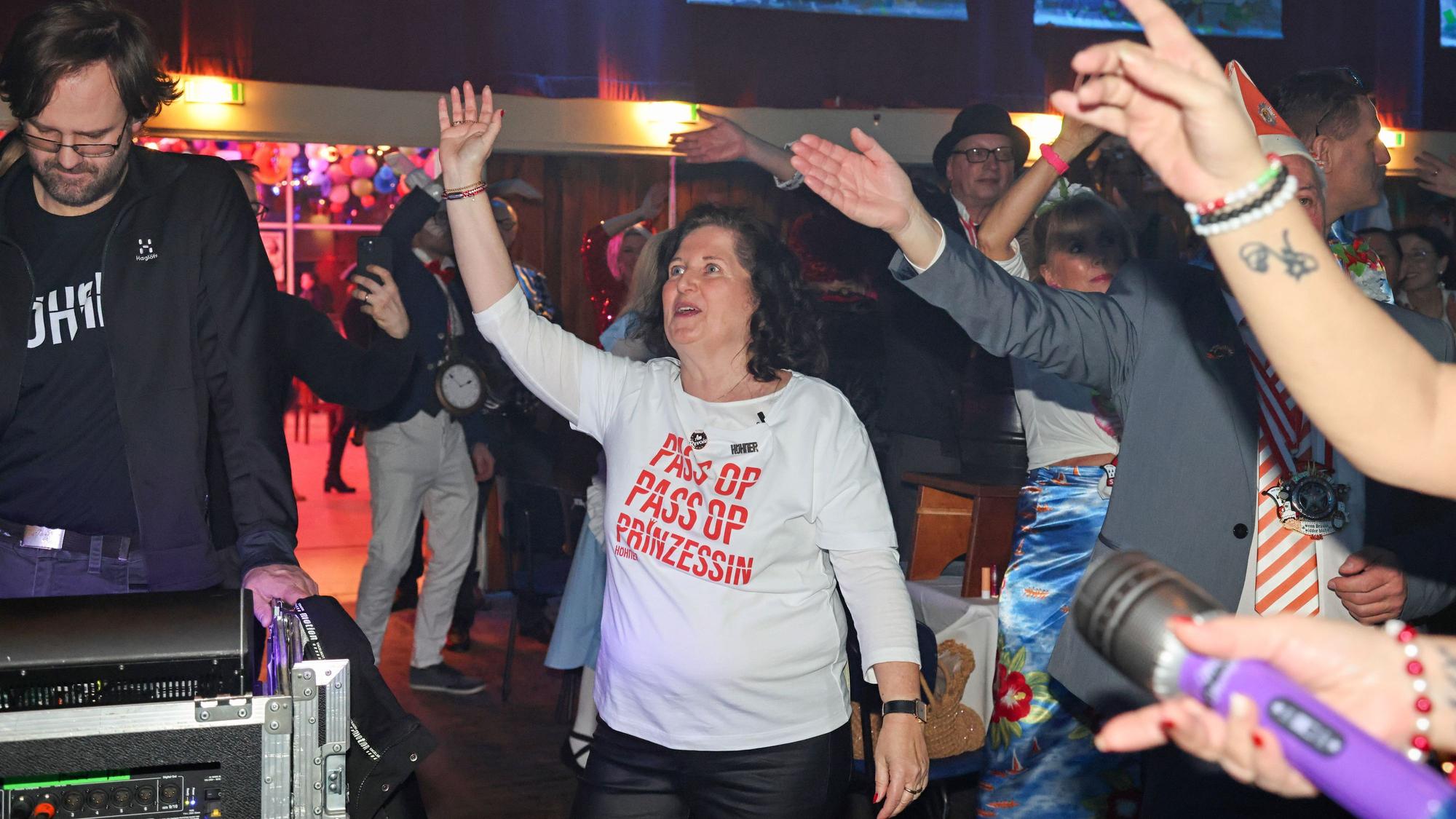 Höhner-Fan Susanne Schönauer feiert an der Bühne mit.