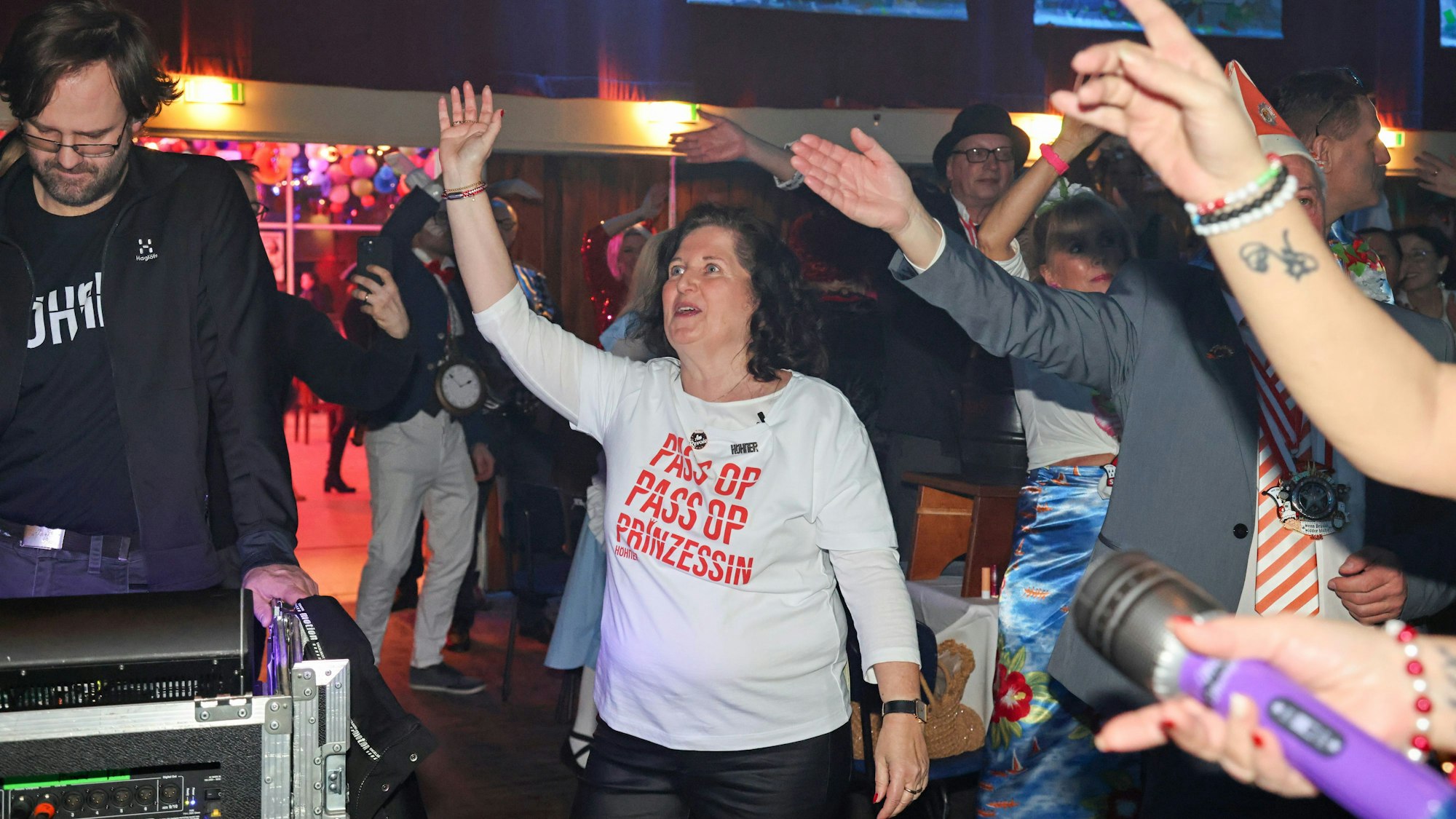 Höhner-Fan Susanne Schönauer feiert an der Bühne mit.