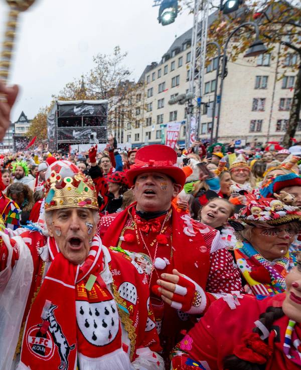 In der Altstadt wird die Sessionseröffnung des Kölner Karnevals gefeiert.