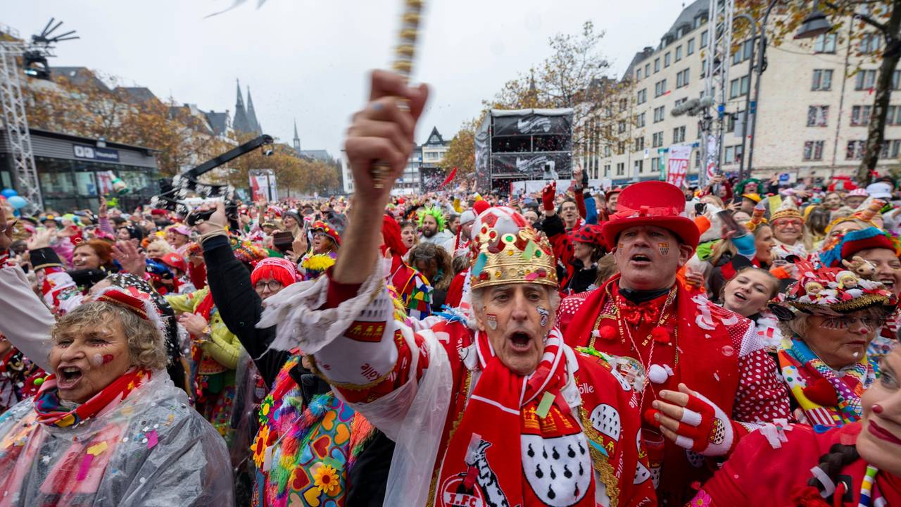 In der Altstadt wird die Sessionseröffnung des Kölner Karnevals gefeiert.