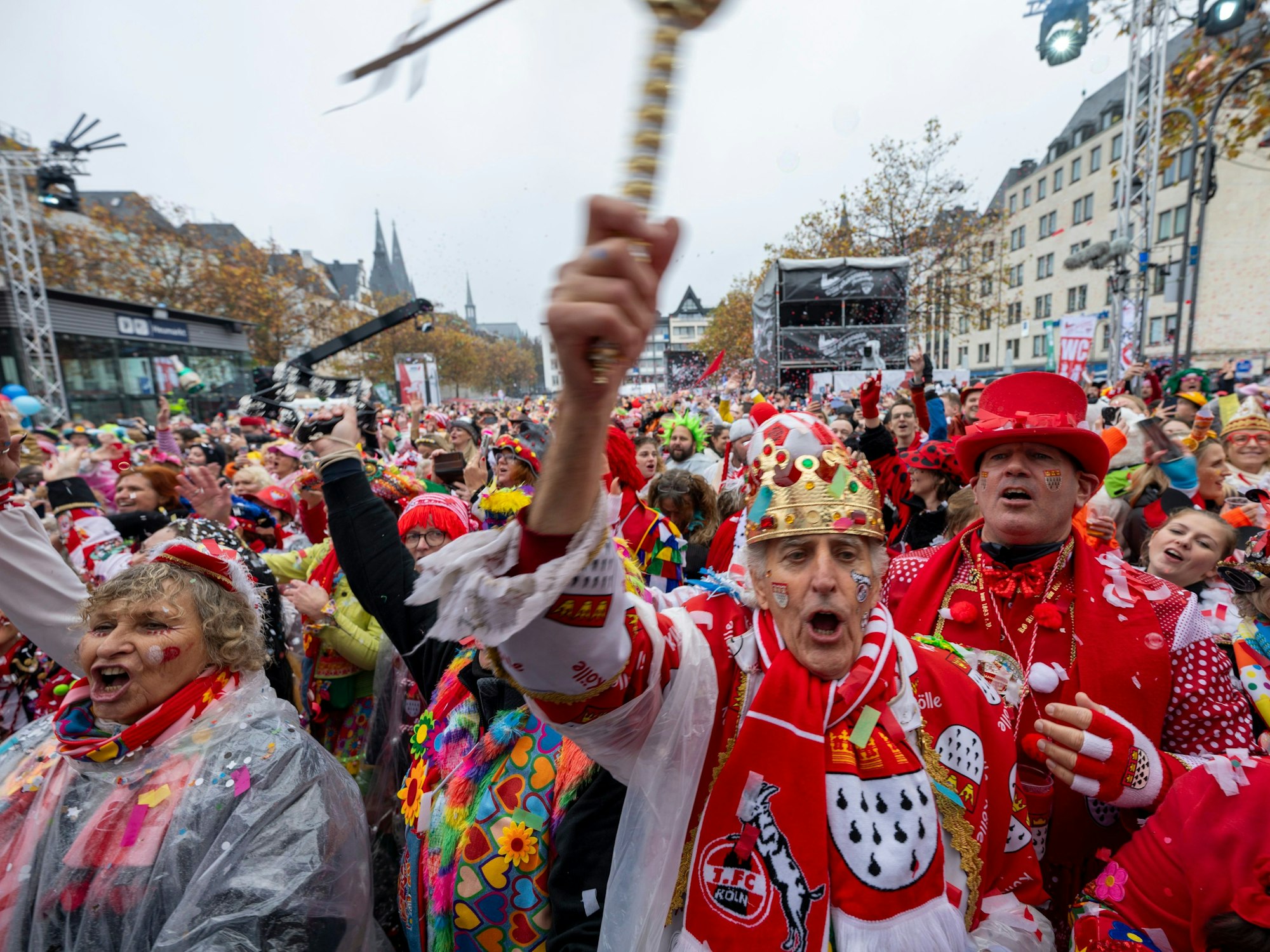 In der Altstadt wird die Sessionseröffnung des Kölner Karnevals gefeiert.