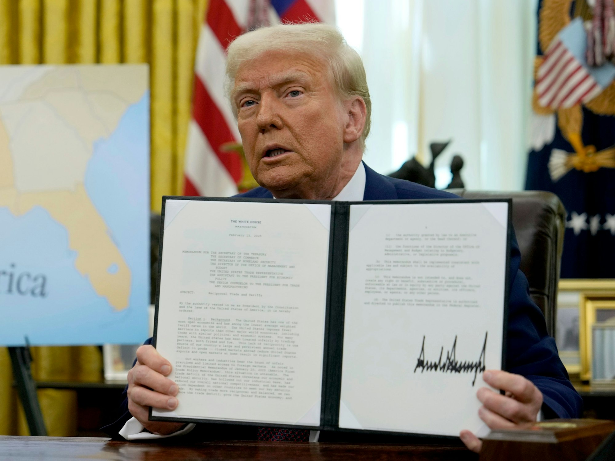 US-Präsident Donald Trump zeigt am 13. Februar ein unterzeichnetes Dekret im Oval Office des Weißen Hauses.