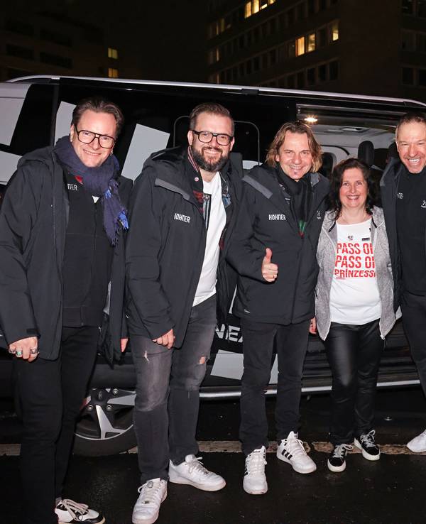 Fan Susanne Schönauer steht mit den Höhnern am Bandbus.