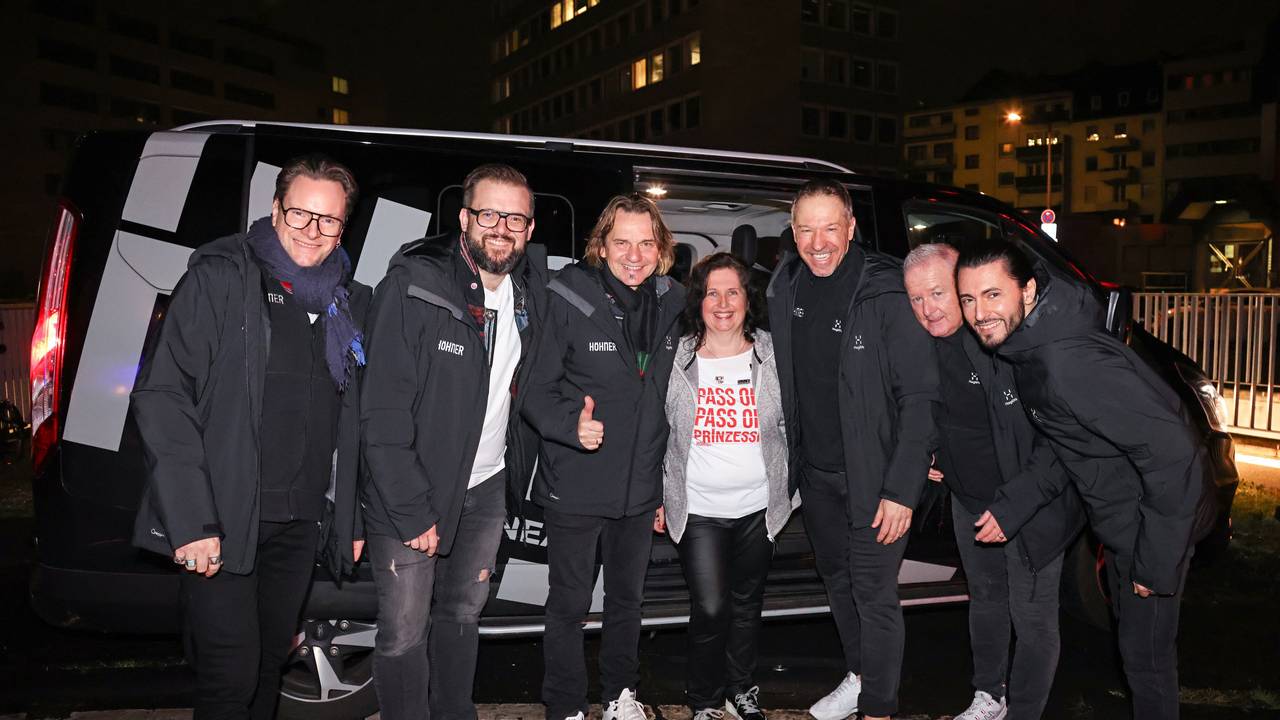 Fan Susanne Schönauer steht mit den Höhnern am Bandbus.