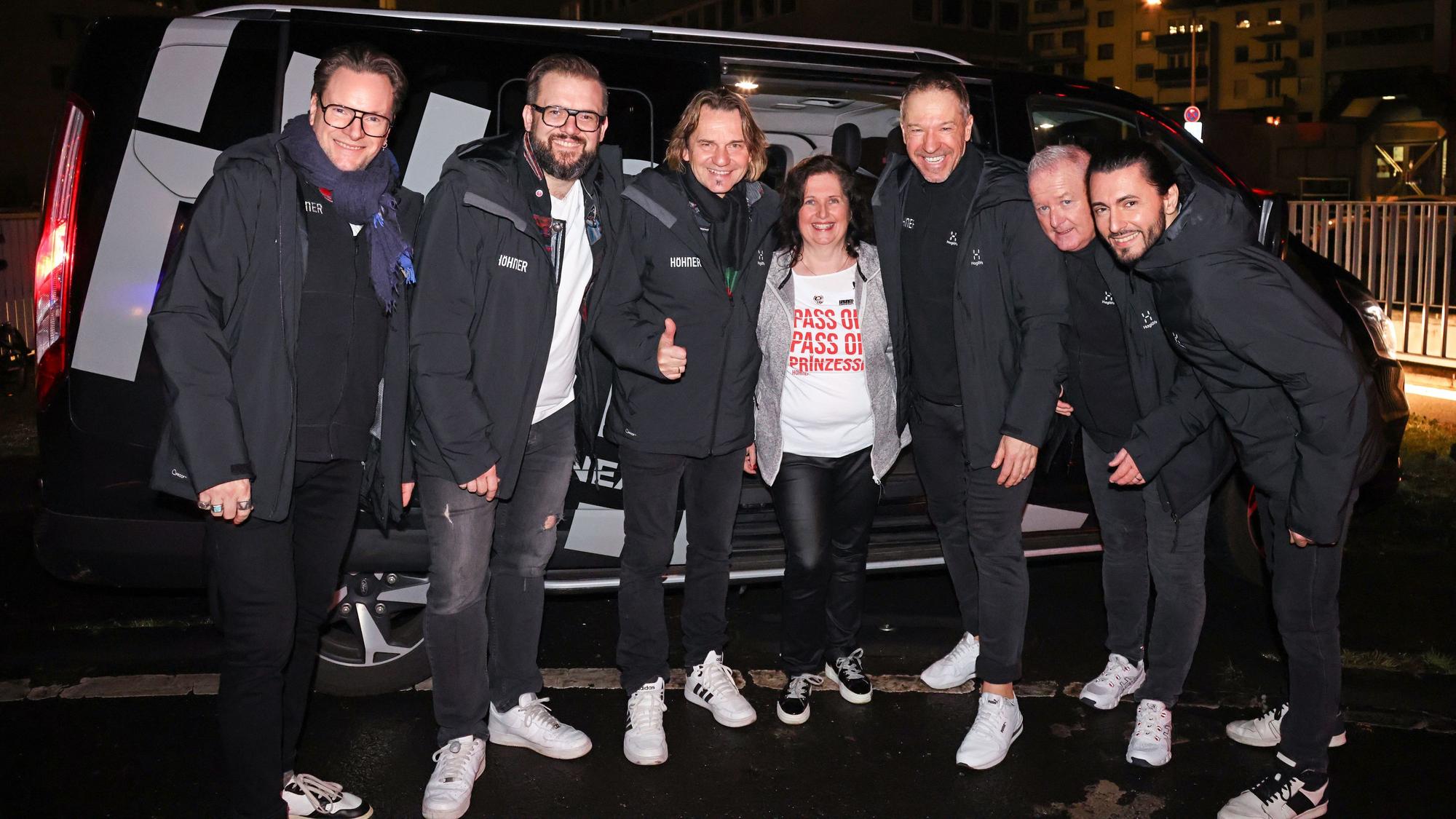 Fan Susanne Schönauer steht mit den Höhnern am Bandbus.