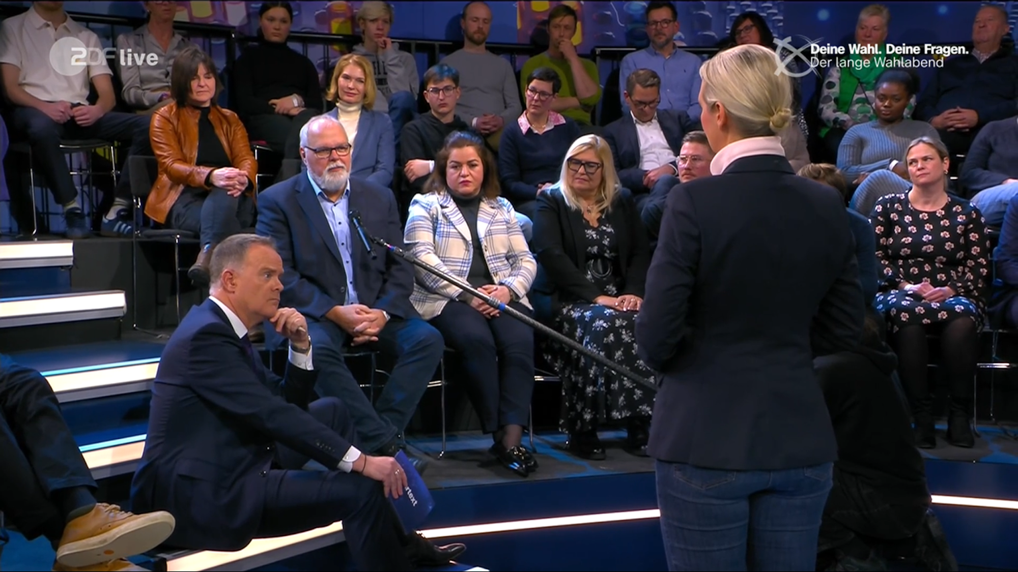 Bodo de Vries, Leiter einer Pflegeeinrichtung in NRW (rechts am Mikro) redet Klartext mit Alice Weidel. Neben ihm Moderator Christian Sievers.