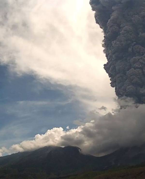 Dieses vom indonesischen Zentrum für Vulkanologie und geologische Gefahrenabwehr (PVMBG) zur Verfügung gestellte Foto zeigt vulkanisches Material, das aus dem Vulkan Lewotobi Laki-Laki auf der indonesischen Insel Flores austritt.