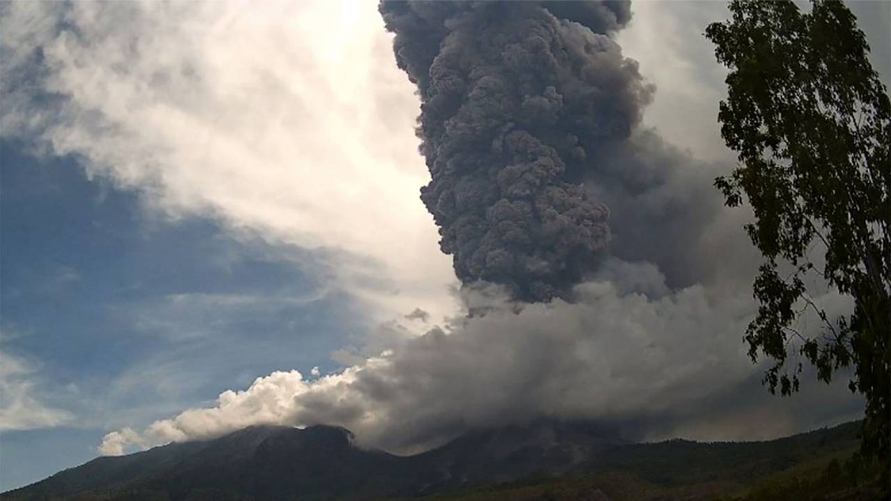 Dieses vom indonesischen Zentrum für Vulkanologie und geologische Gefahrenabwehr (PVMBG) zur Verfügung gestellte Foto zeigt vulkanisches Material, das aus dem Vulkan Lewotobi Laki-Laki auf der indonesischen Insel Flores austritt.