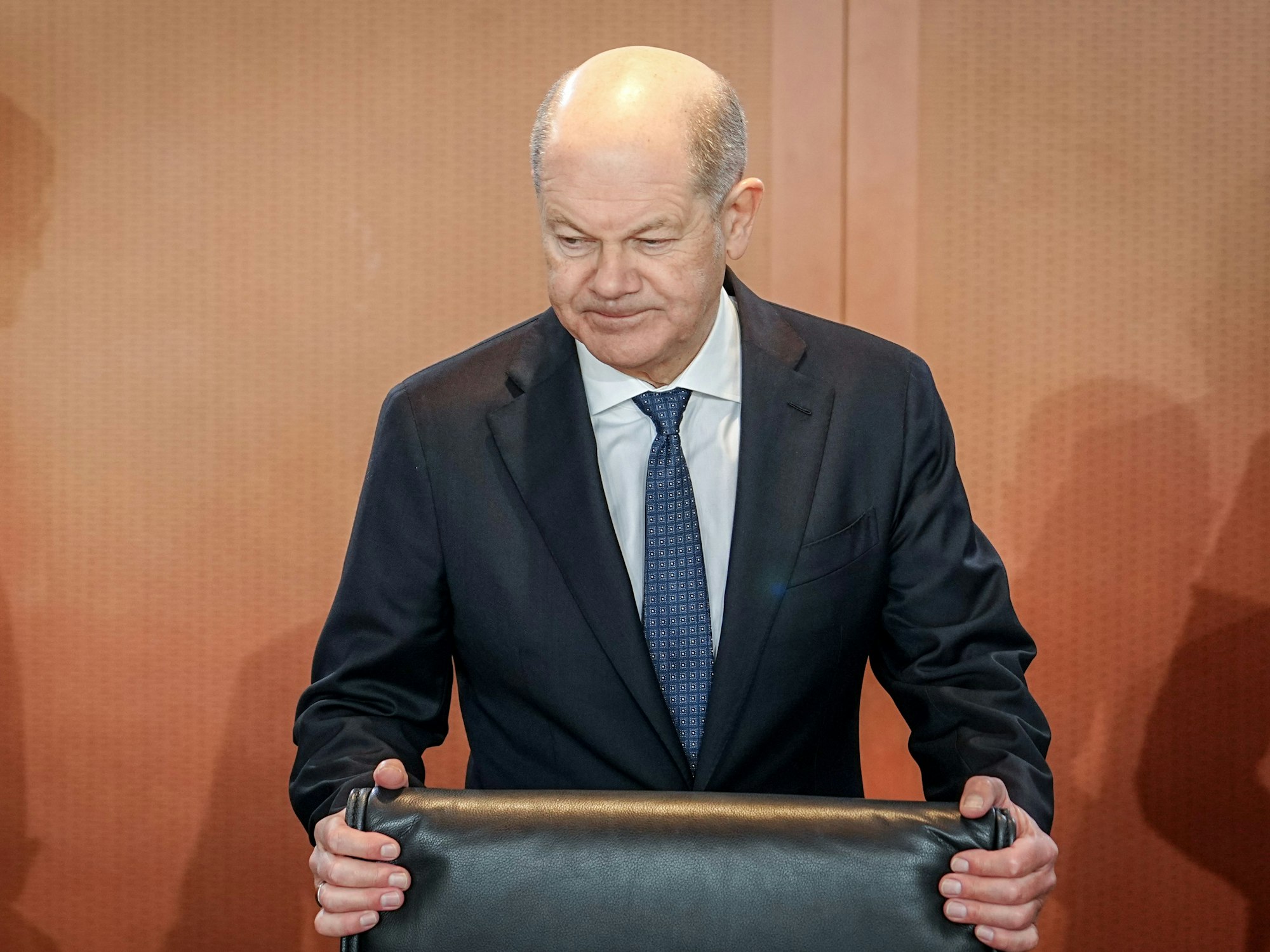 Bundeskanzler Olaf Scholz (SPD) nimmt am 12. Februar 2025 an der Sitzung des Bundeskabinetts im Bundeskanzleramt teil.