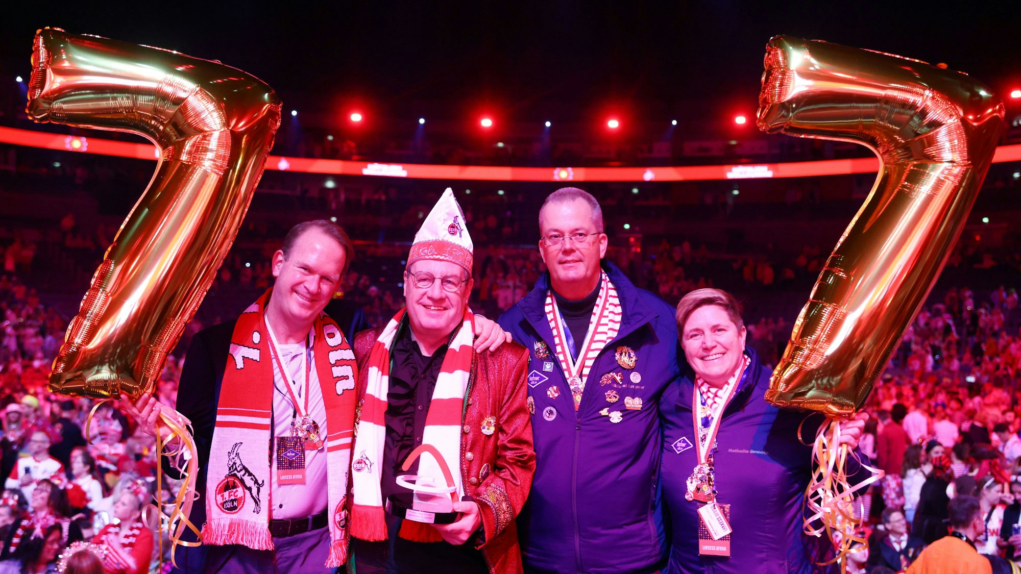 FC-Präsident Werner Wolf bekam bei der Lachenden FC-Arena am Donnerstag (13. Februar 2025) den Award der Lanxess-Arena überreicht.