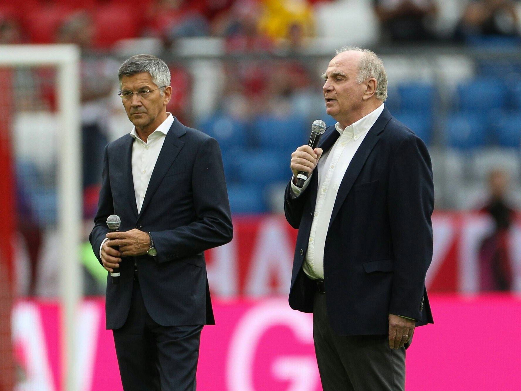Bayern-Präsident Herbert Hainer (l.) gemeinsam mit Uli Hoeneß am 22. August 2021 bei der Trauerfeier für Gerd Müller in der Allianz-Arena.