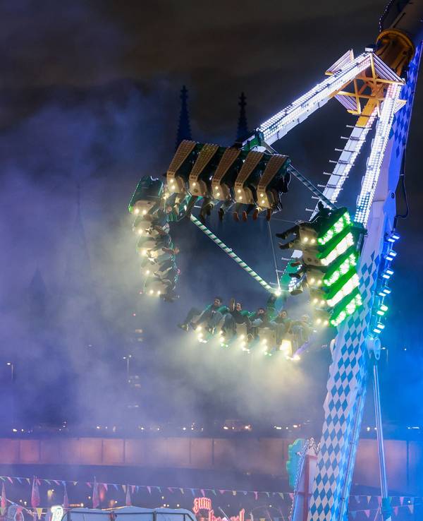 Die Herbstkirmes am Deutzer Rheinufer.