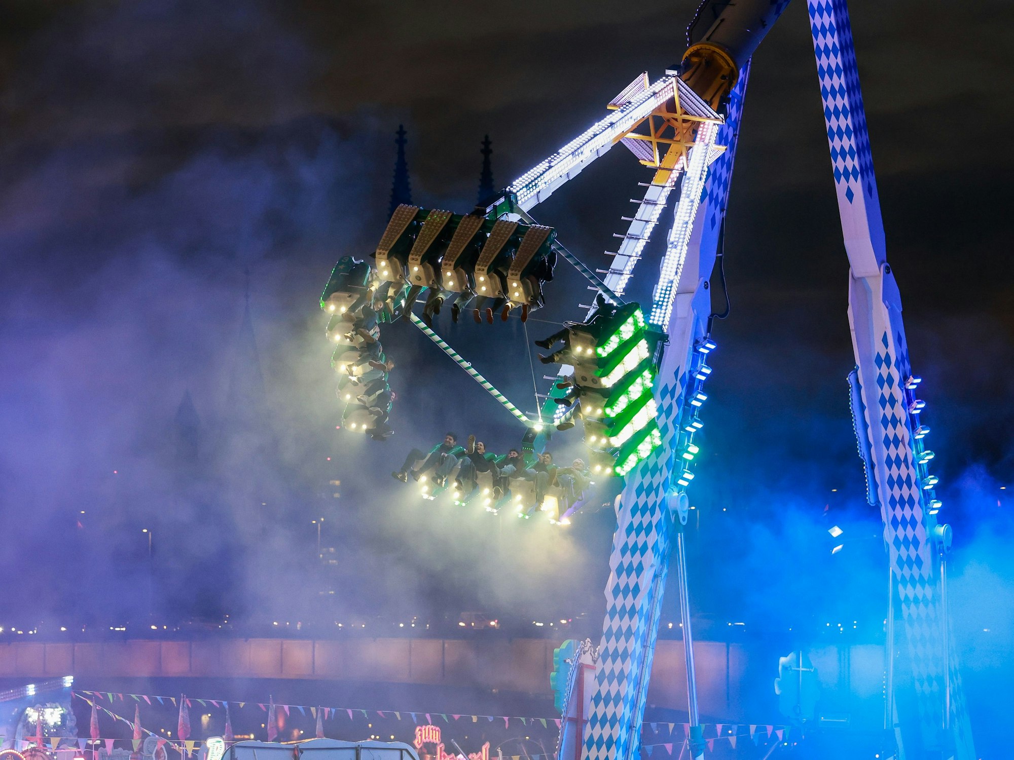 Die Herbstkirmes am Deutzer Rheinufer.