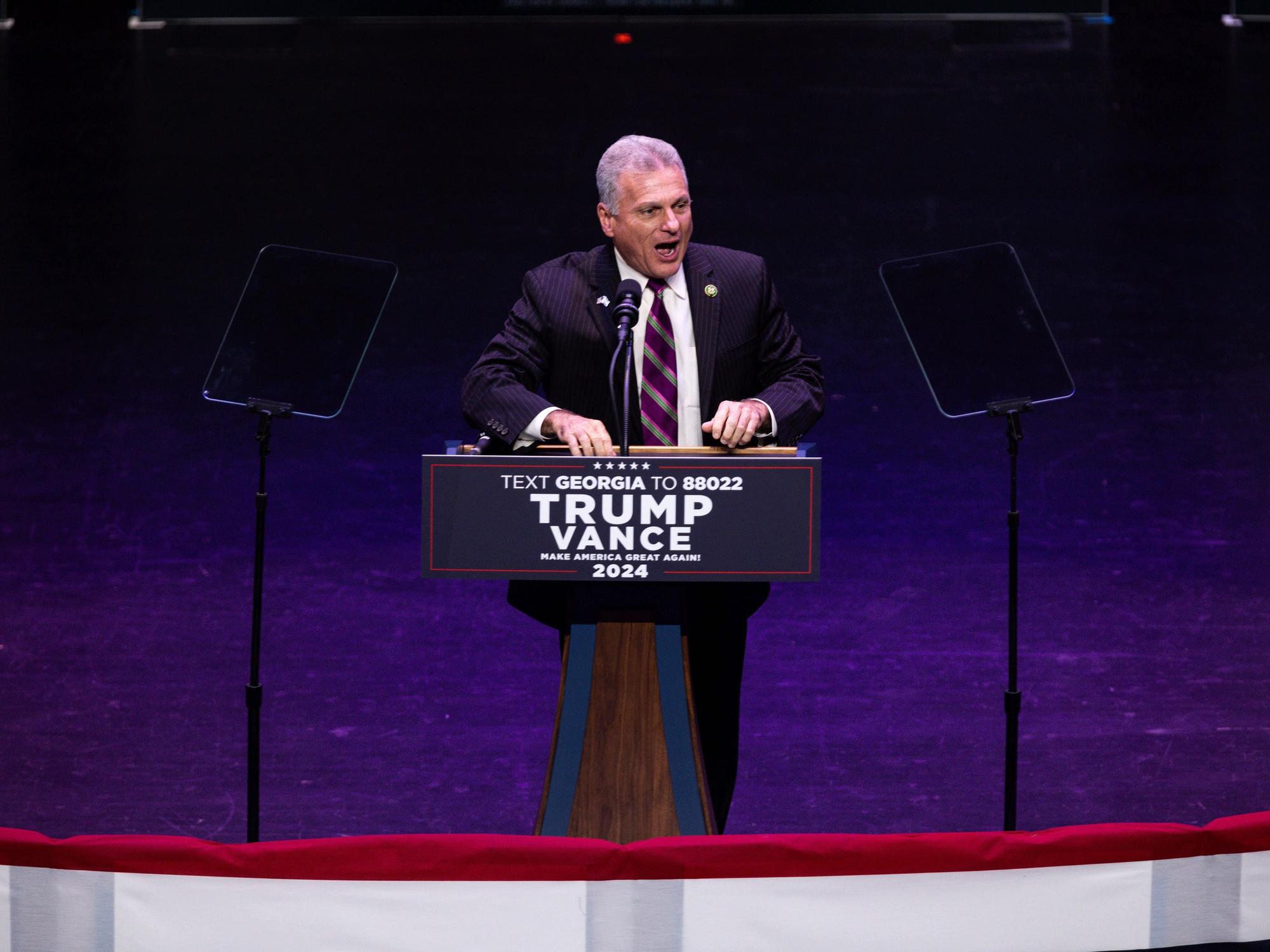 Zu sehen ist Kongressabgeordneter Buddy Carter in einer Rede am 24. September 2024 in Savannah, Georgia.