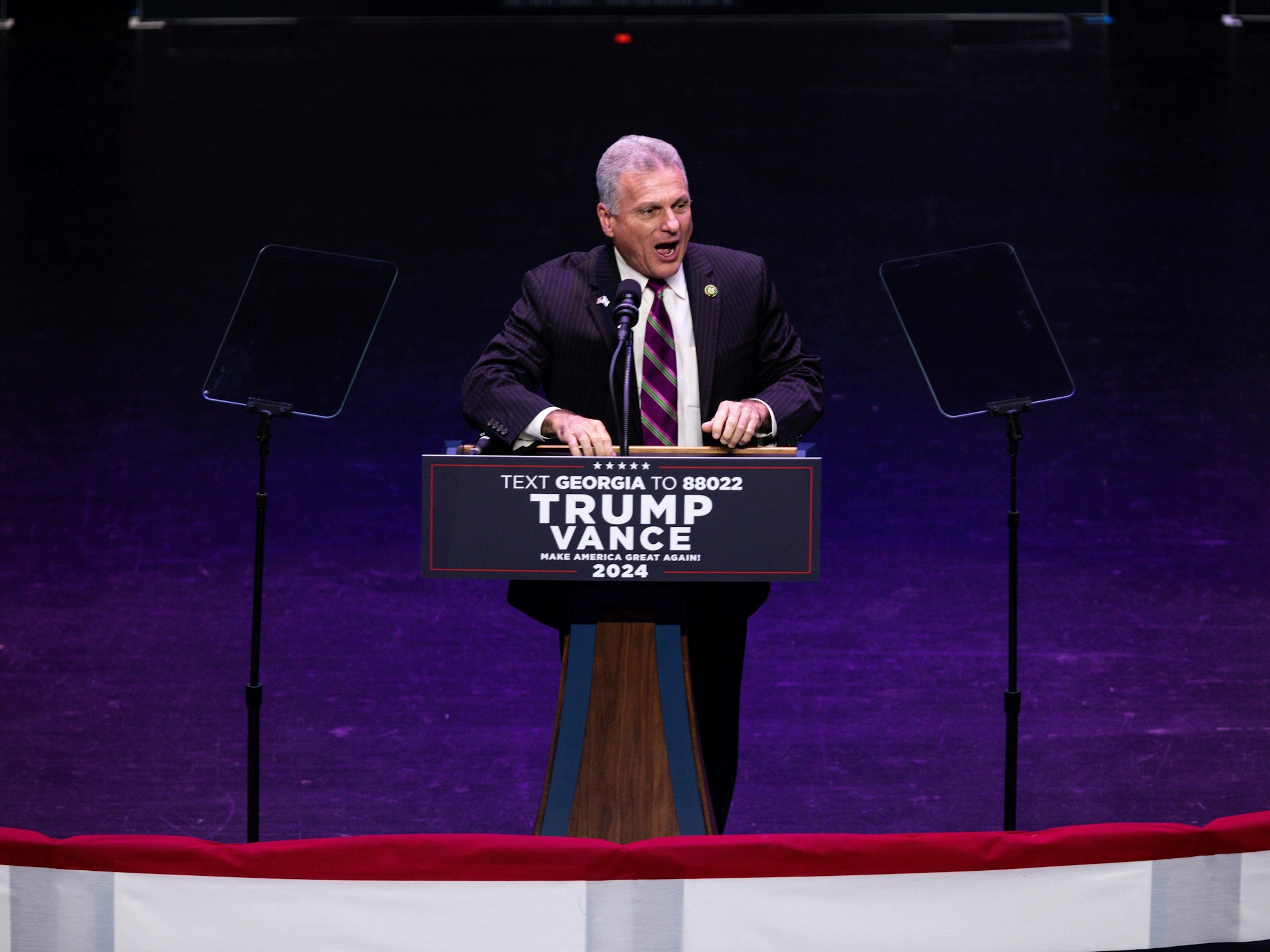 Zu sehen ist Kongressabgeordneter Buddy Carter in einer Rede am 24. September 2024 in Savannah, Georgia.