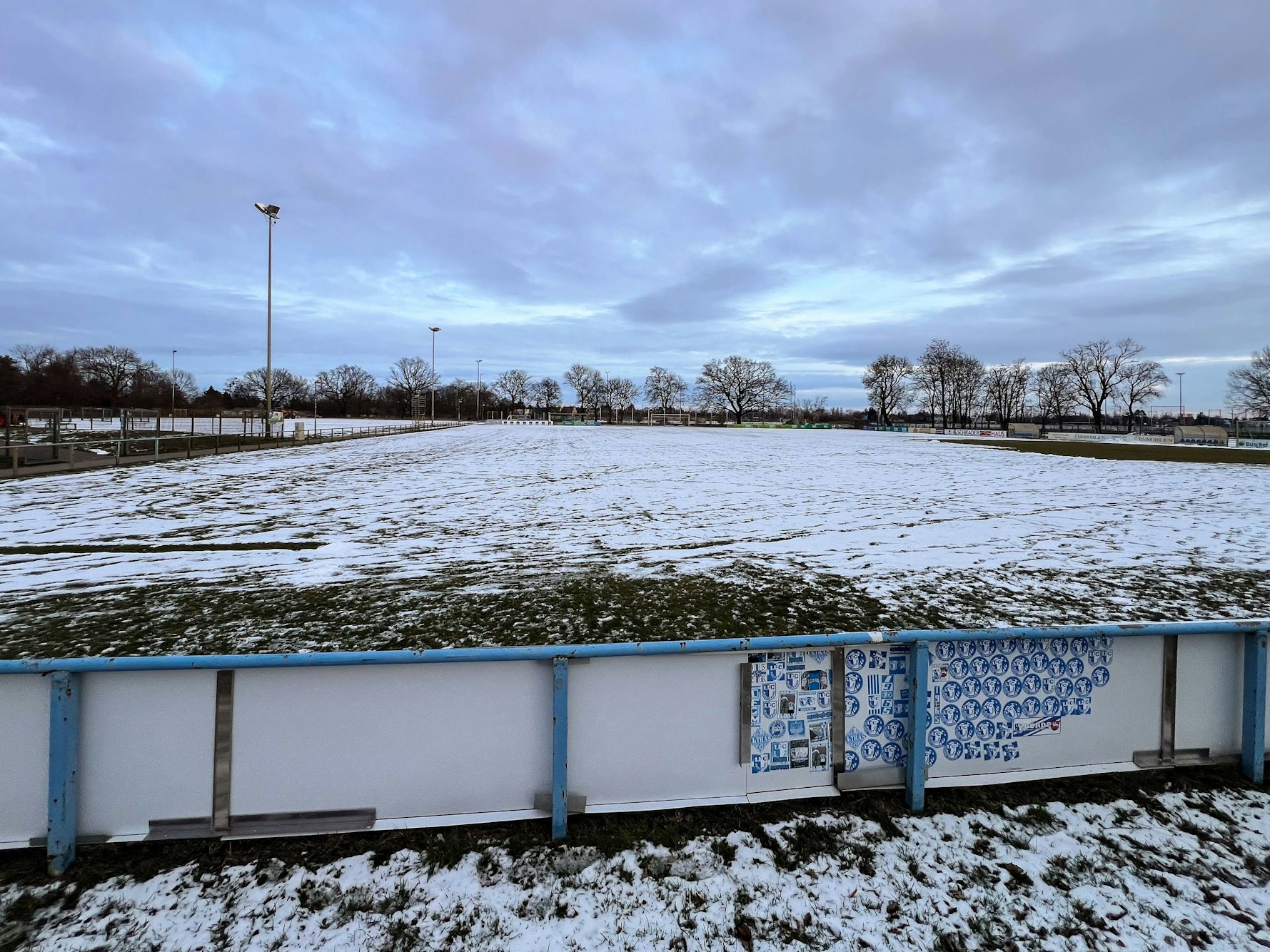 Der Trainingsplatz 1. FC Magdeburg hinter der Arena in Magdeburg ist schneebedeckt. Die Trainingsplätze haben keine Rasenheizung.