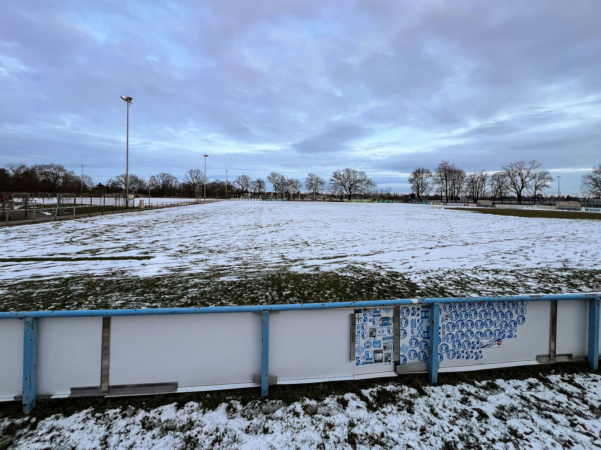 Der Trainingsplatz 1. FC Magdeburg hinter der Arena in Magdeburg ist schneebedeckt. Die Trainingsplätze haben keine Rasenheizung.