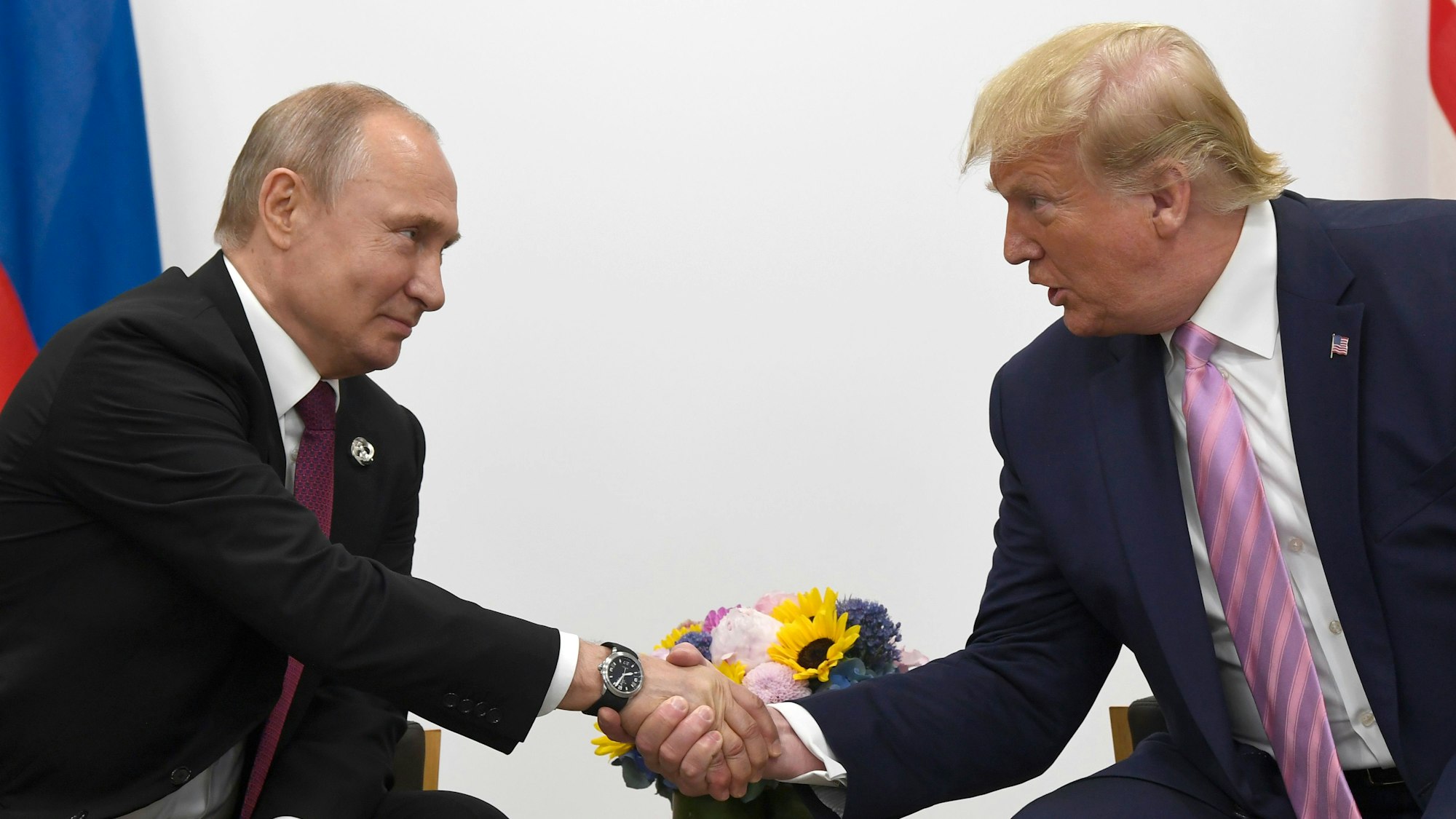 Donald Trump (r.) und Wladimir Putin 2019 in Osaka: FDP-Verteidigungspolitikerin Marie-Agnes Strack-Zimmermann kritisiert Trumps Ukraine-Vorstoß.