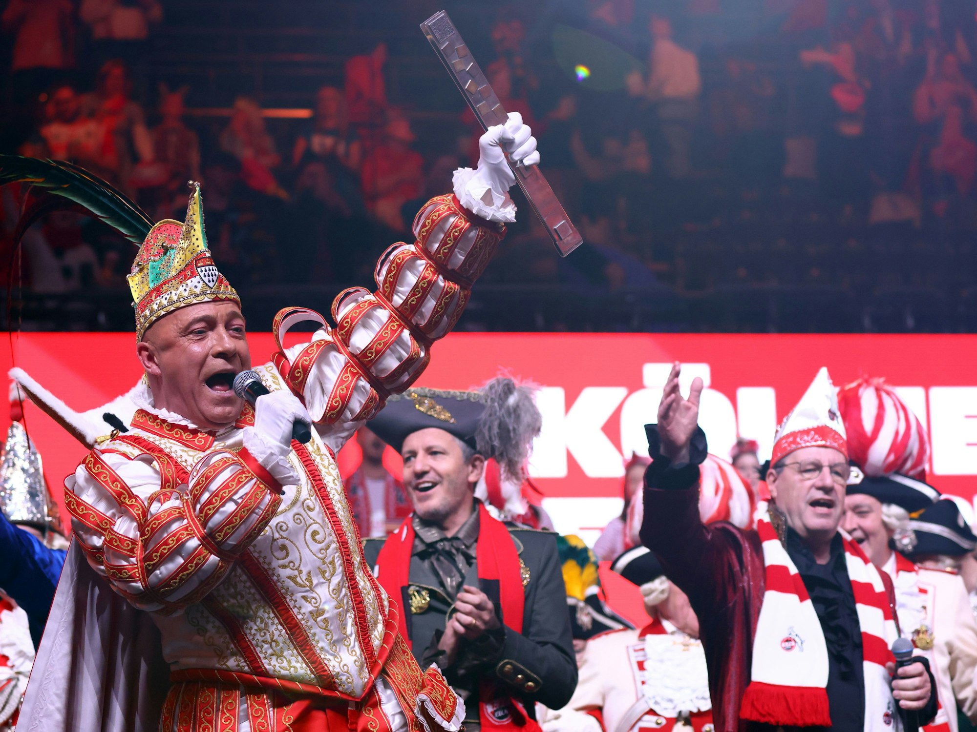 Der Kölner Prinz Karneval „Prinz René I.“ gemeinsam mit Philipp Türoff und Werner Wolf bei der Lachenden FC-Arena am 13. Februar 2025 auf der Bühne.