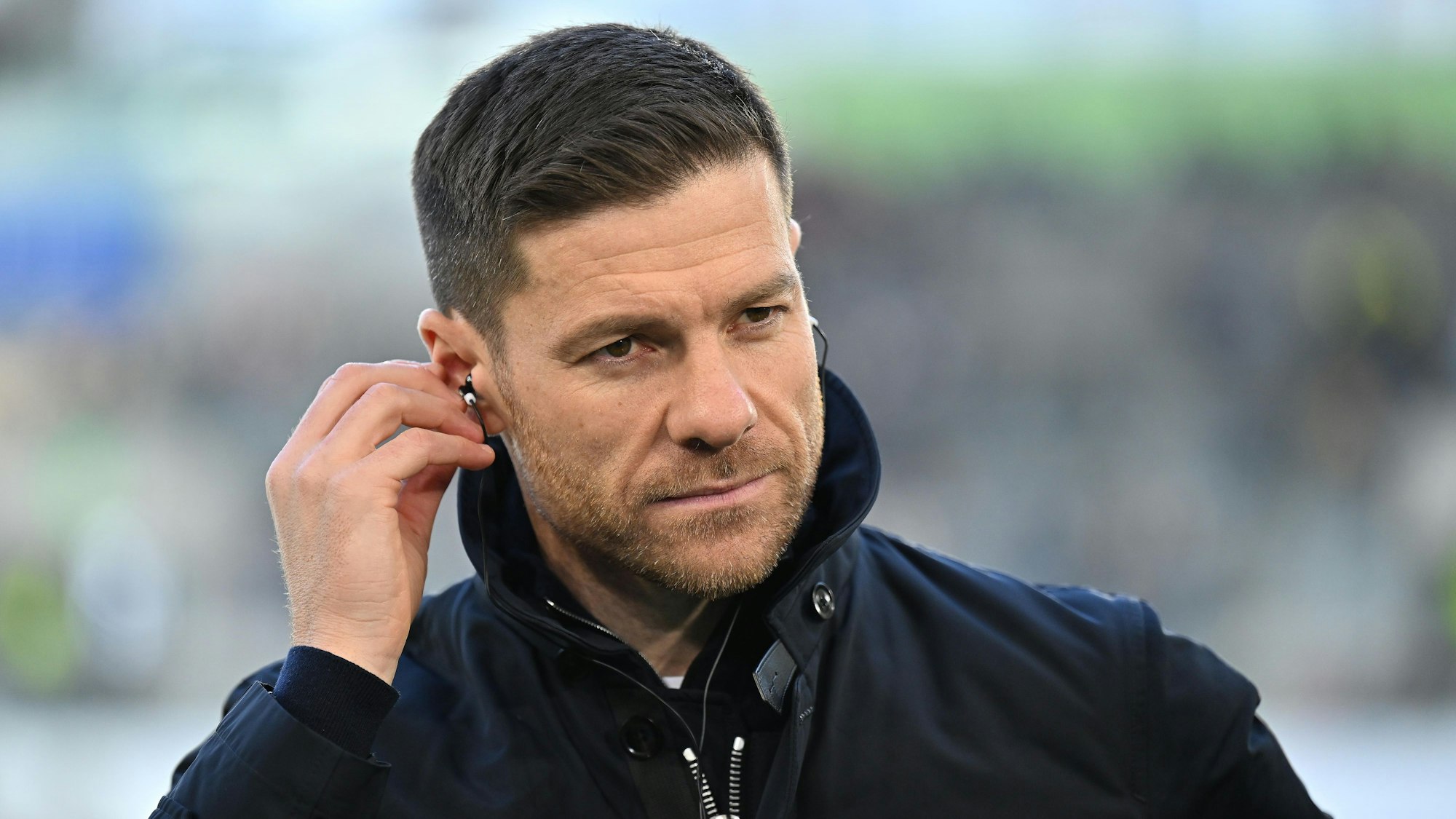 Xabi Alonso vor einem TV-Interview am Rande eines Spiels von Bayer Leverkusen.