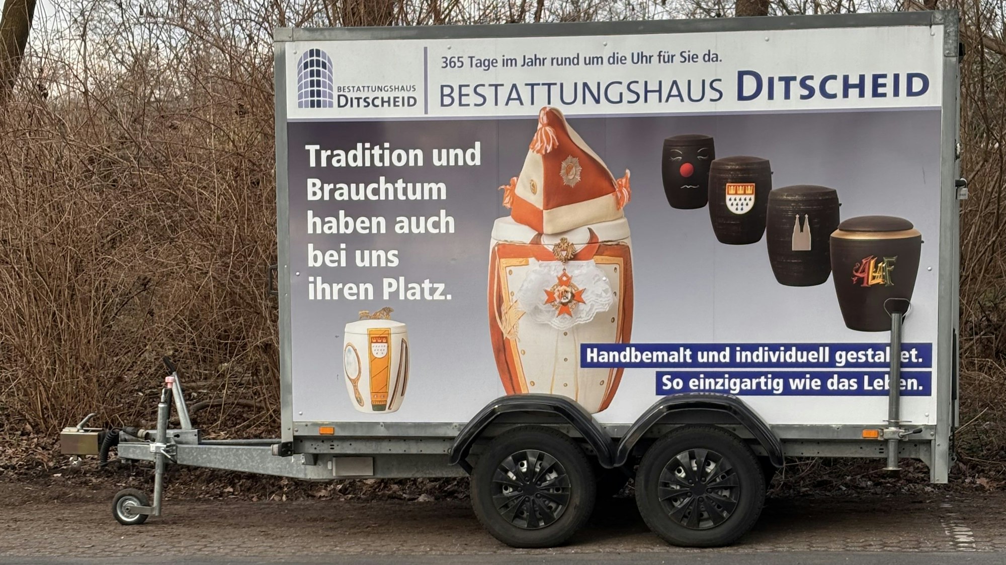 Das Kölner Bestattungsinstitut Ditscheid wirbt für Urenen im Karneval-Look.