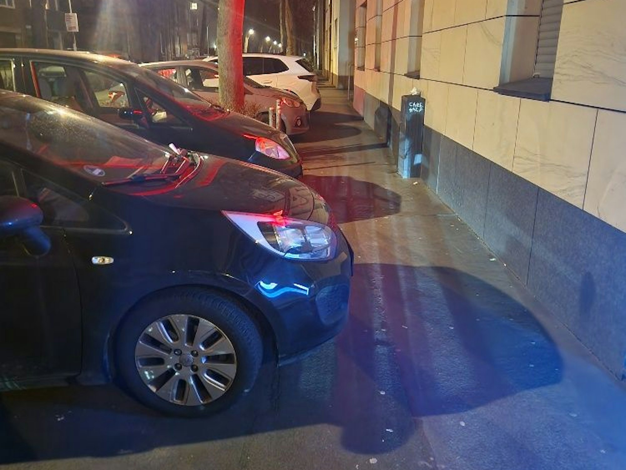 Querparker am 12. Februar 2025 auf der Landgrafenstraße in Köln-Lindenthal.