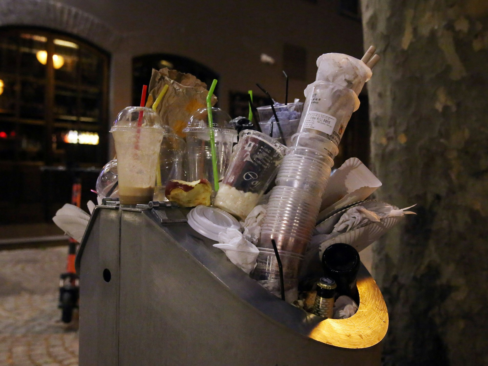 Die Mülleimer quellen über wegen Einwegverpackungen.