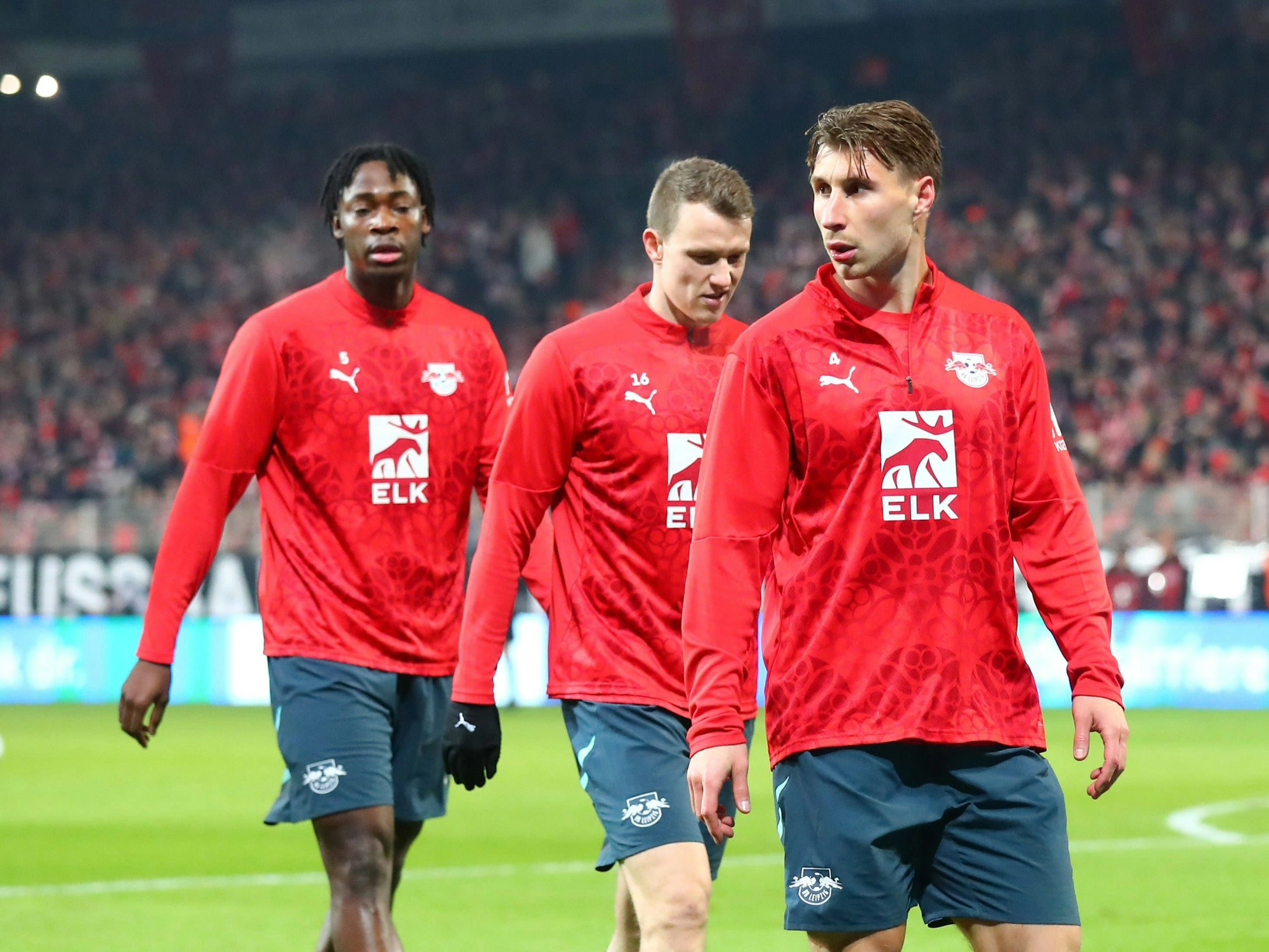 El Chadaille Bitshiabu mit seinen Teamkollegen Lukas Klostermann und Willi Orban beim Aufwärmen.