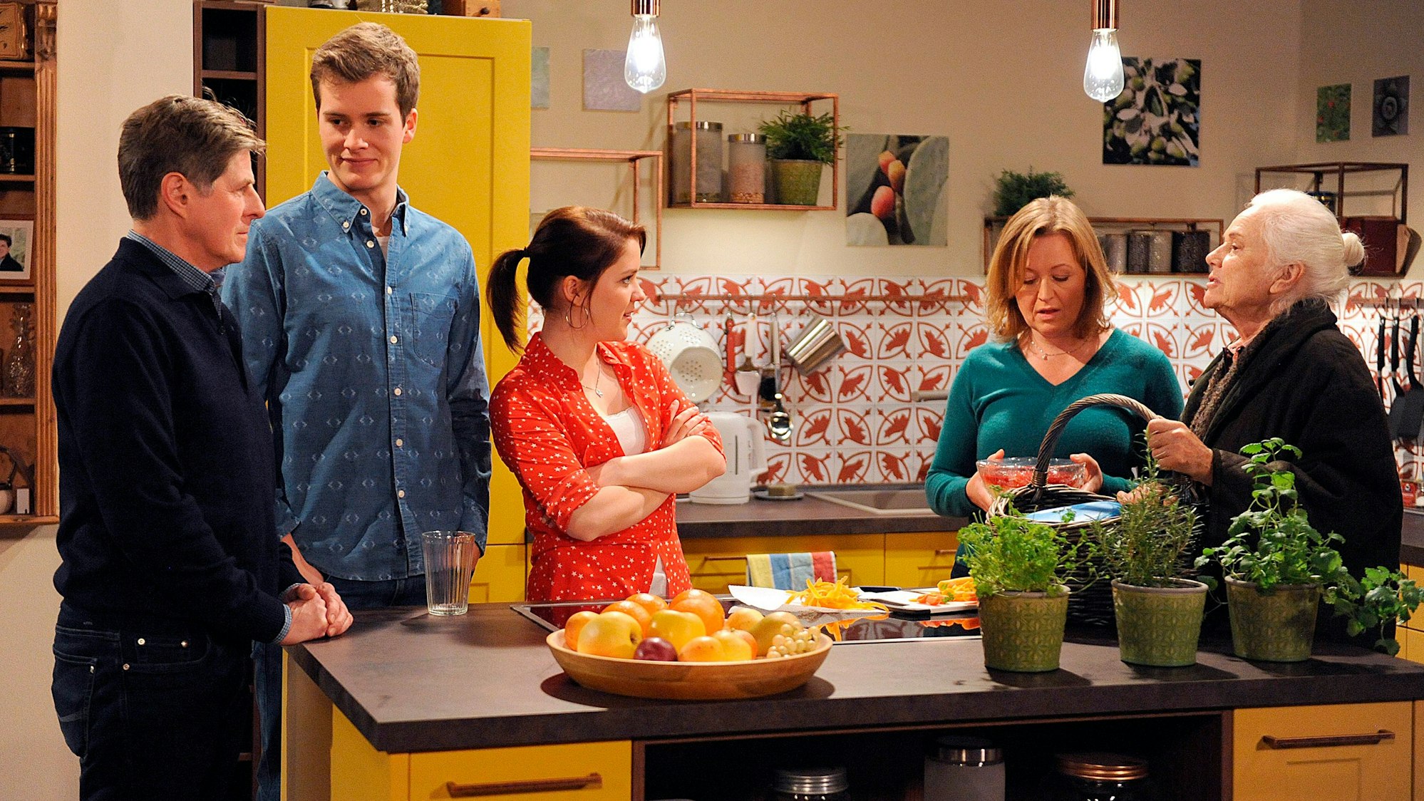 Von links: Roland Bamberger (Horst Kummeth), Patrick Westenrieder (Lucas Bauer), Katharina Benninger (Carina Dengler), Veronika Brunner (Senta Auth) und Theresa Brunner (Ursula Erber).