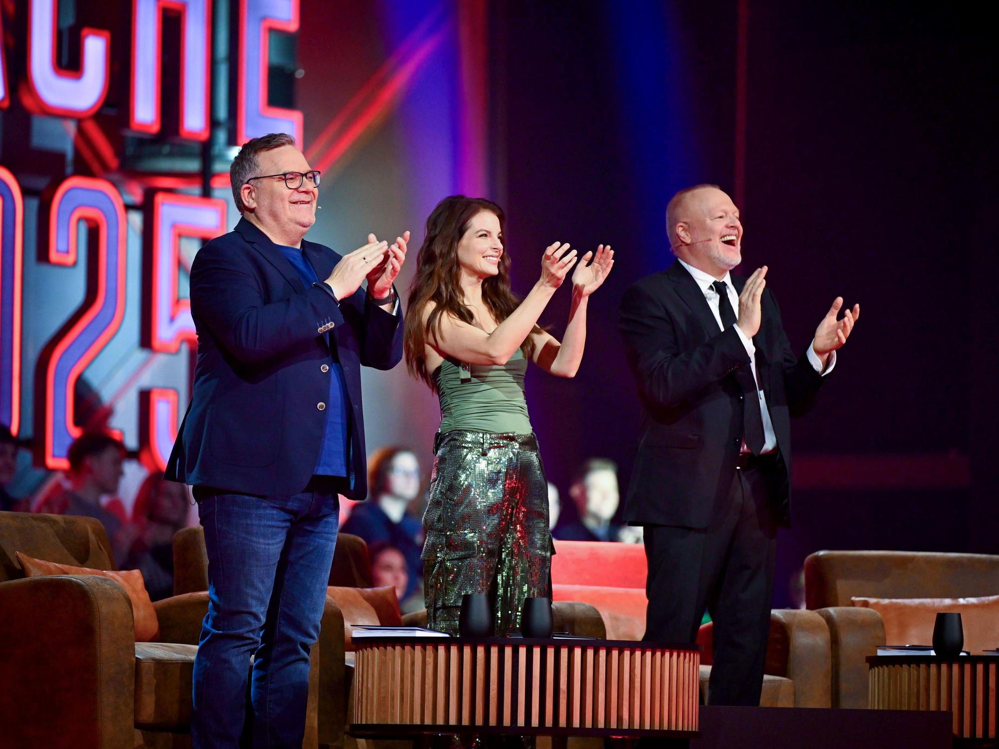 Stefan Raab (links) beim deutschen Vorentscheid des Eurovision Song Contest (ESC) neben Yvonne Catterfeld und Elton.