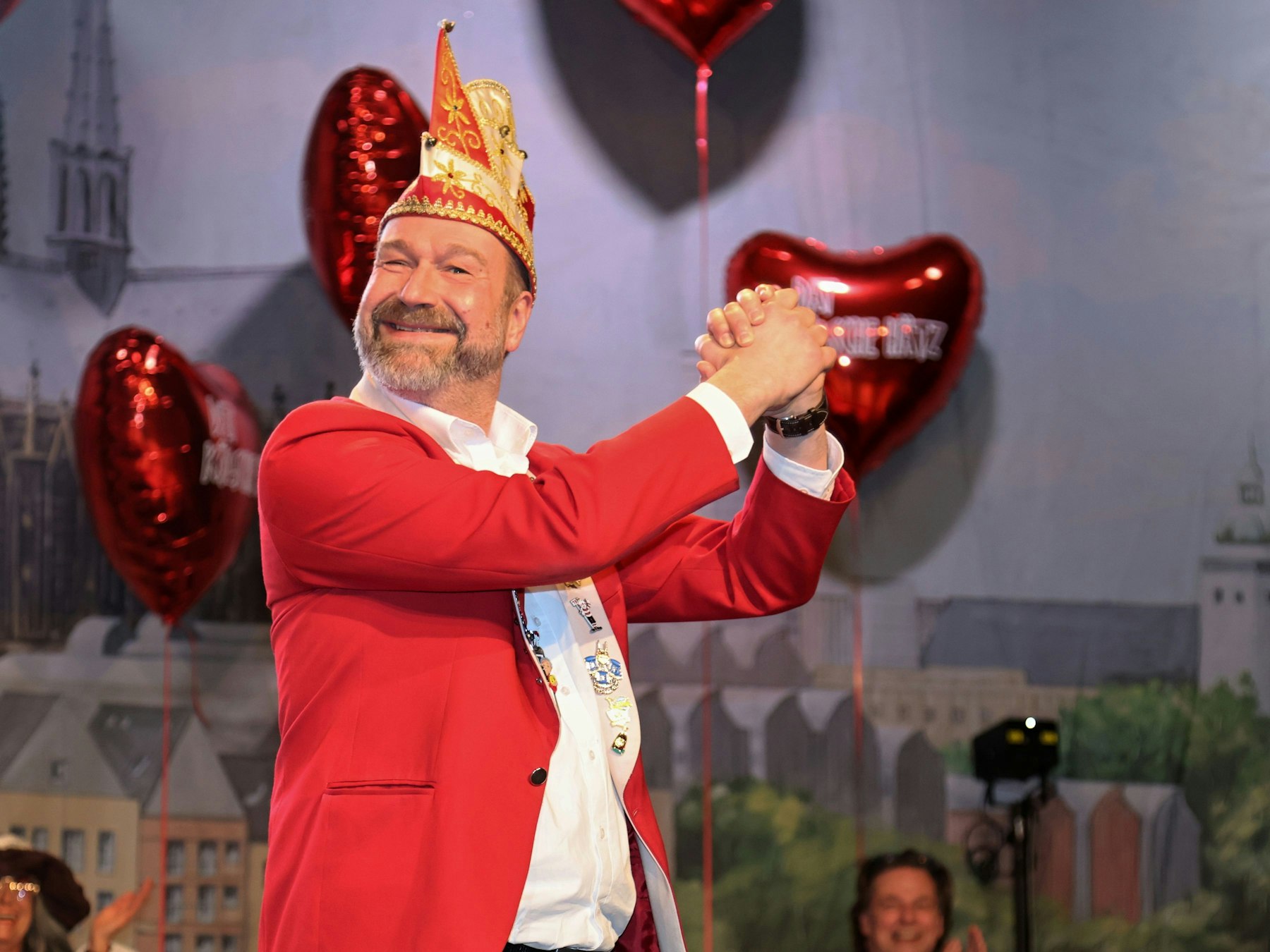 Volker Weininger beim Auftritt auf der Bühne.