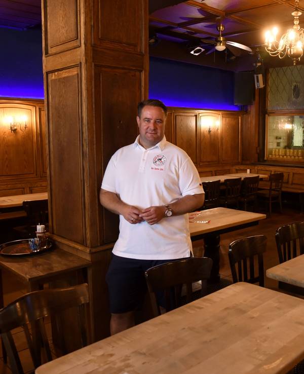 Haus-Unkelbach-Chef Alexander Manek steht in seinem Laden. An Weiberfastnacht kostet das Ticket für die jecke Party 111 Euro.