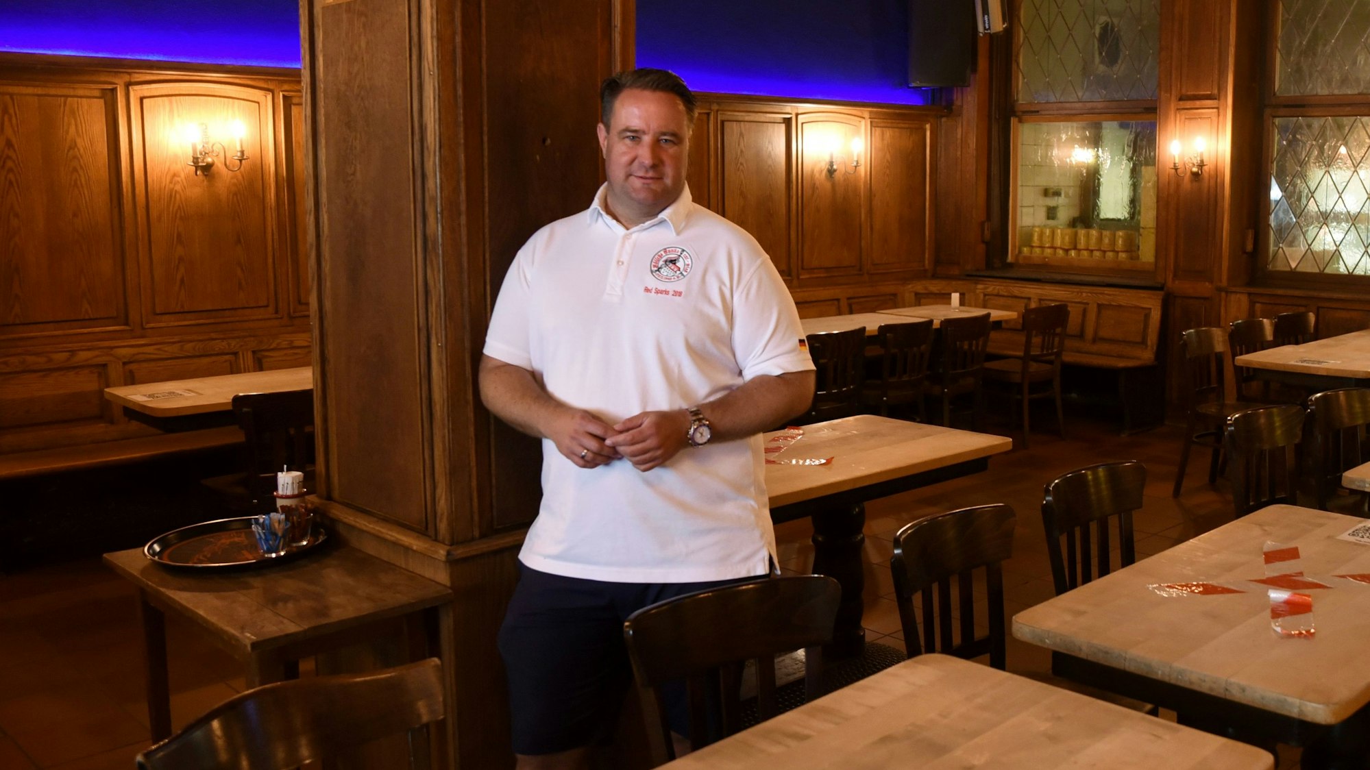 Haus-Unkelbach-Chef Alexander Manek steht in seinem Laden. An Weiberfastnacht kostet das Ticket für die jecke Party 111 Euro.