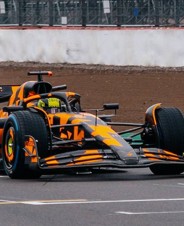 Der neue McLaren MCL39 bei der Jungfernfahrt in Silverstone.