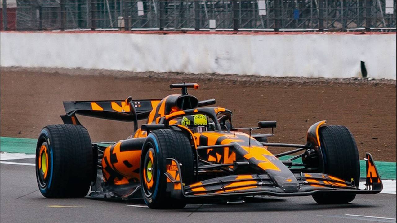 Der neue McLaren MCL39 bei der Jungfernfahrt in Silverstone.