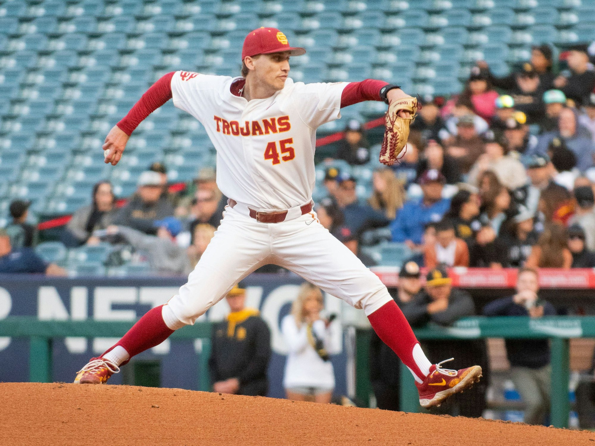 Jaden Agassi pitcht in einem Baseballspiel.